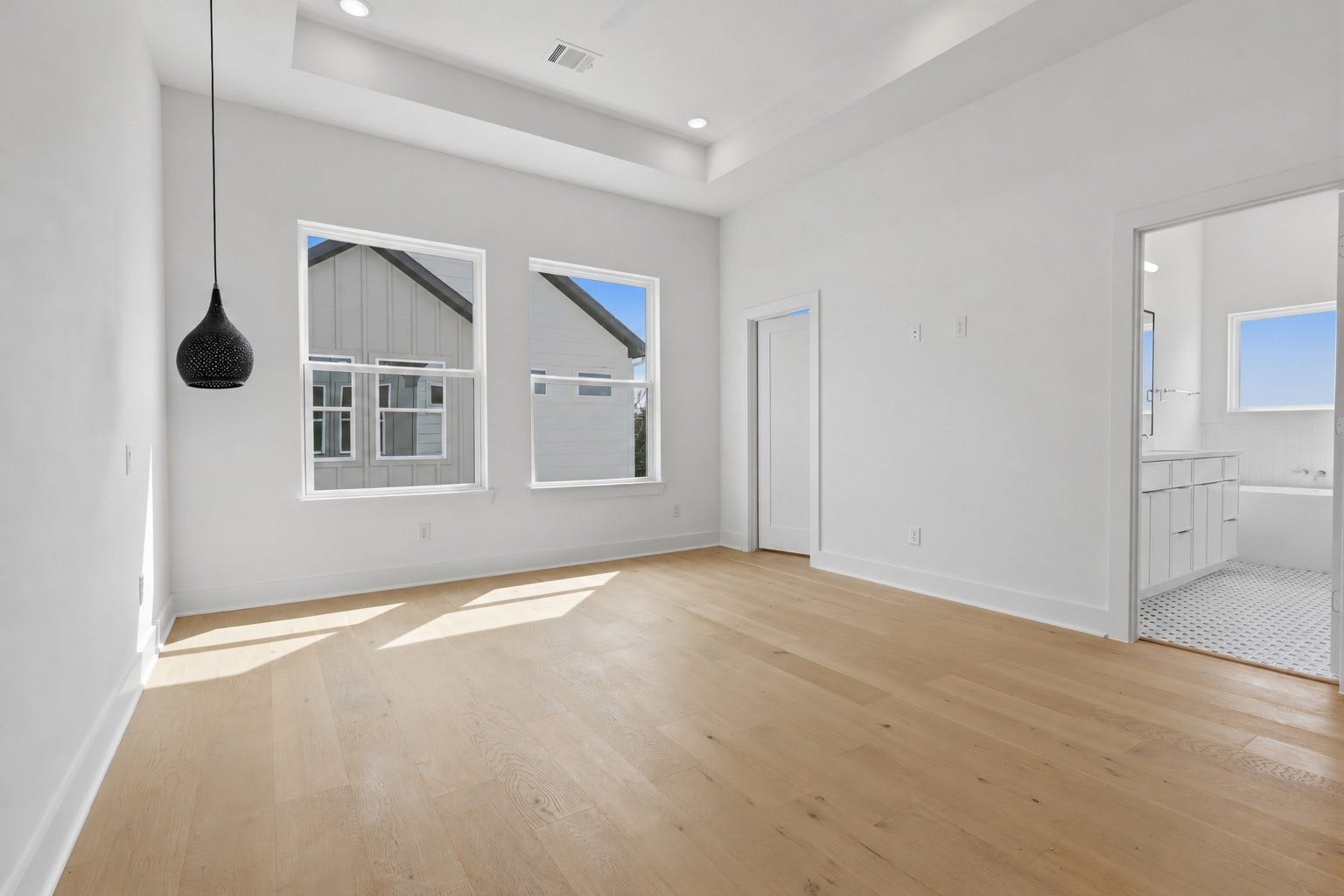 904 Kern Street, #C, Houston, TX 77009 The adjoining bathroom is accessible directly from the bedroom.