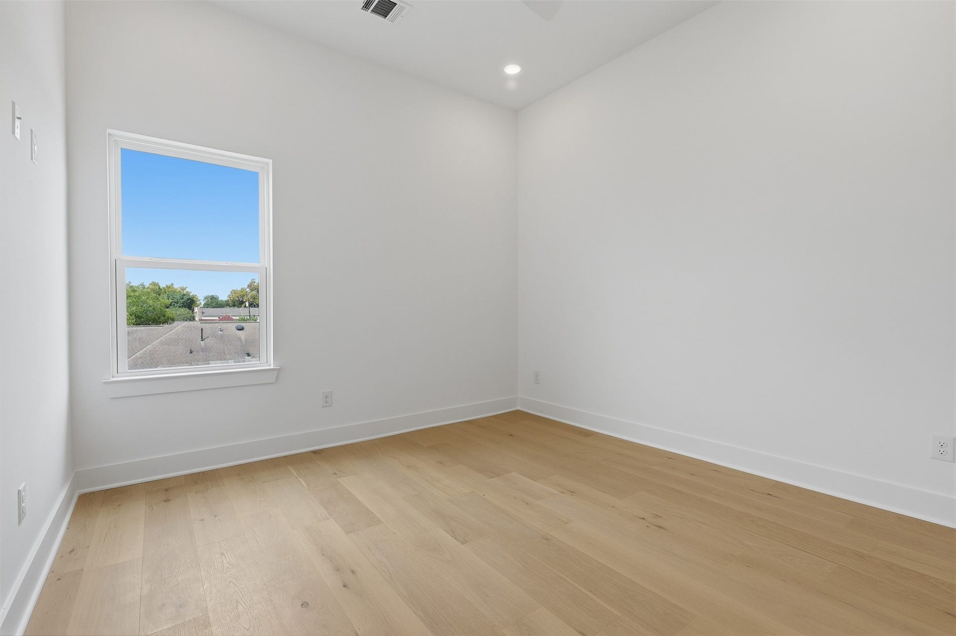 904 Kern Street, #C, Houston, TX 77009 This bathroom also includes a tub and shower combination, with a window above.