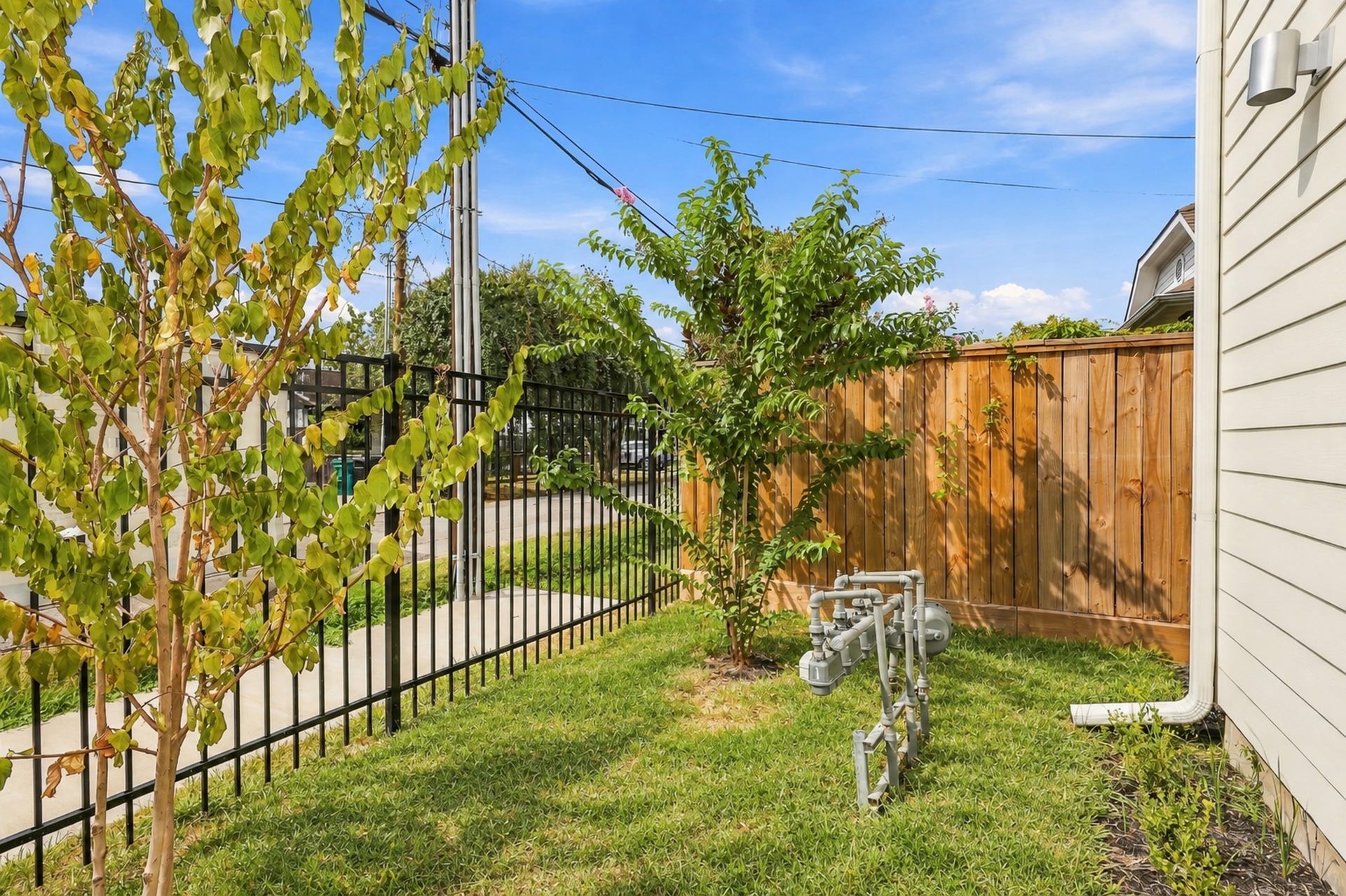 904 Kern Street, #C, Houston, TX 77009 Outside, the fenced side yard gives this corner home a space of its own.