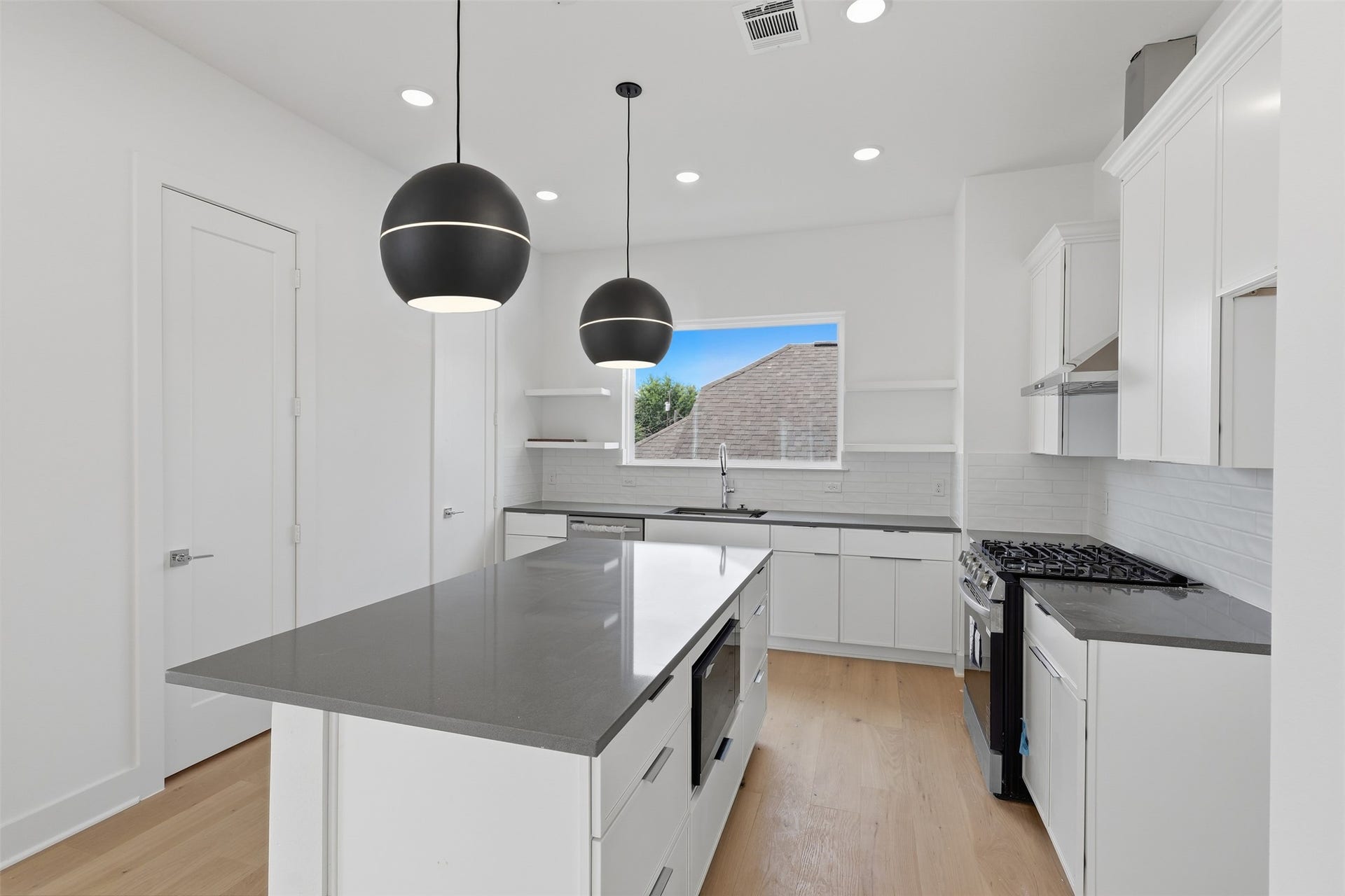 904 Kern Street, #C, Houston, TX 77009 Pull up a seat at the island while staying connected to the living area.