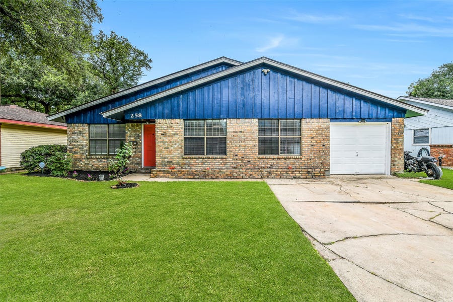 Property photo for 258 N Shanks Street, Clute, TX