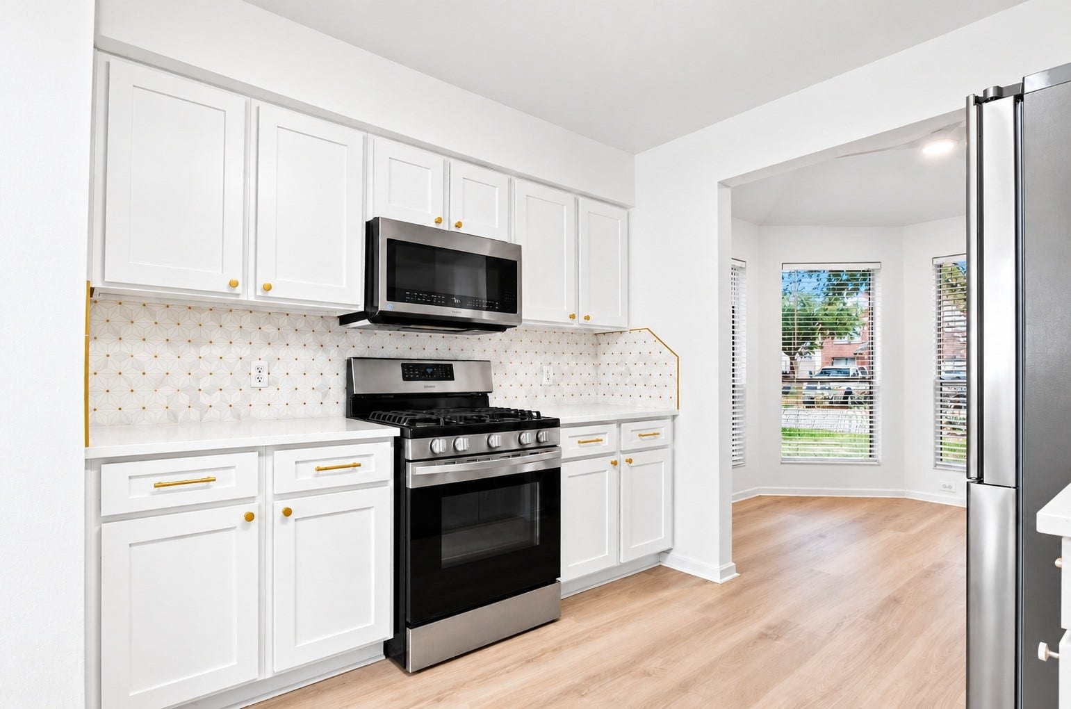 16111 Wisteria Hill Street, Houston, TX 77073 This kitchen has been fully updated with BRAND NEW APPLIANCES!
