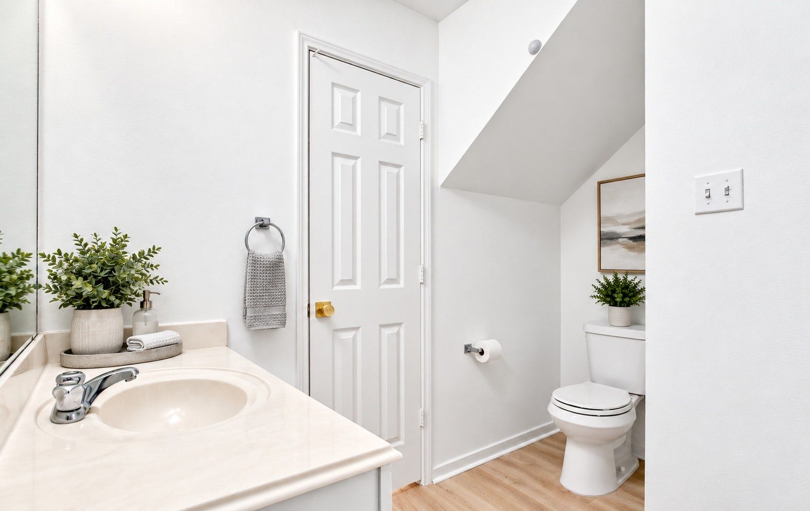 16111 Wisteria Hill Street, Houston, TX 77073 Another angle of the half bathroom