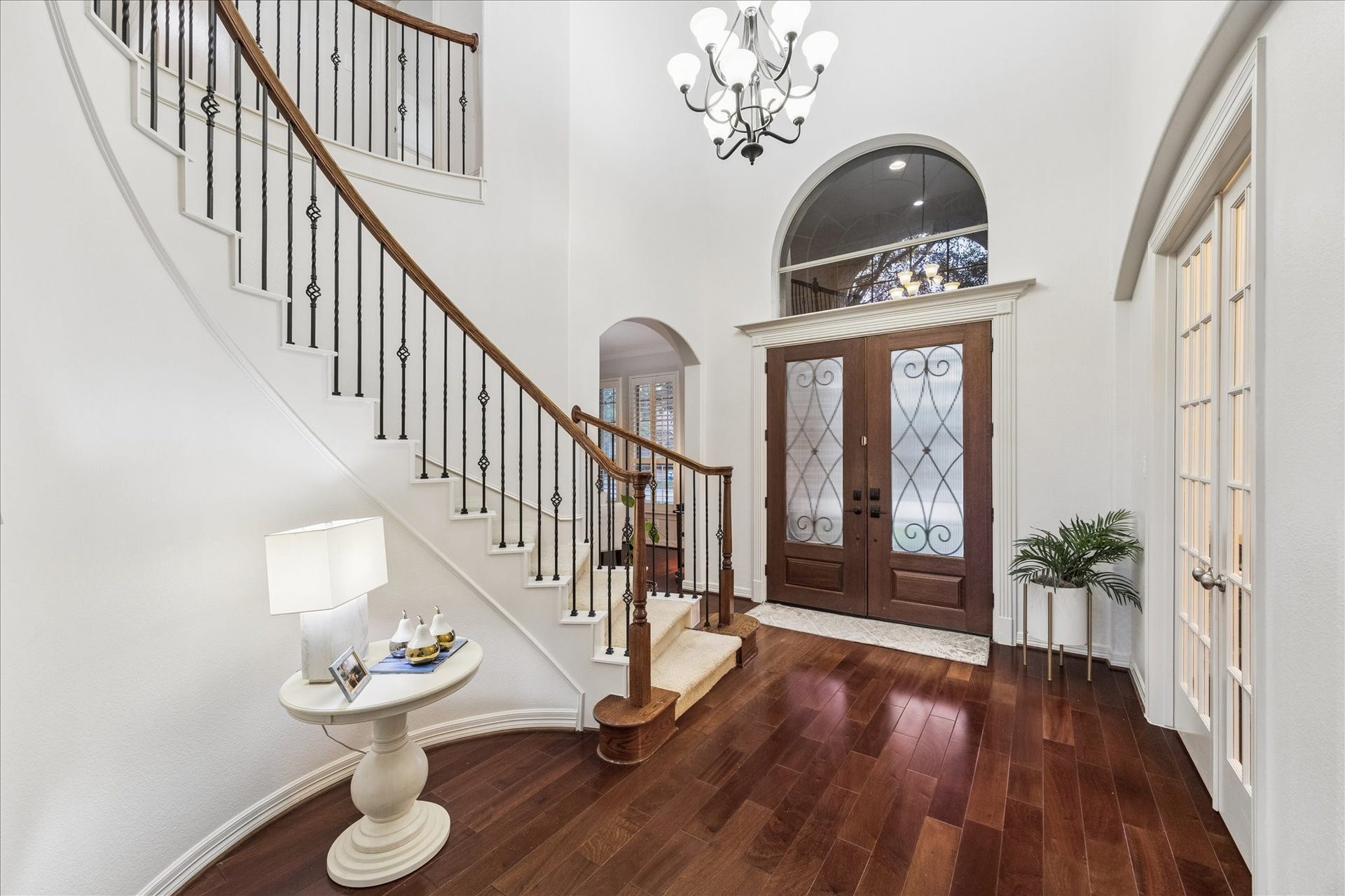 Another view of the entry looking back toward the door.