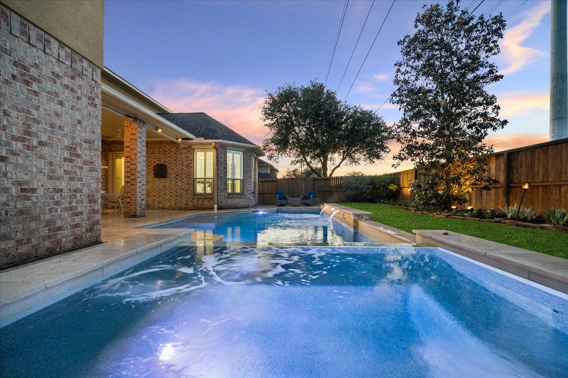 A sparkling pool to host a fun summer afternoon!