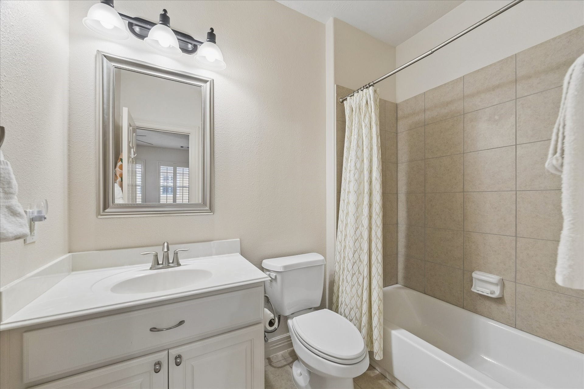 The en suite bath for the fifth bedroom.