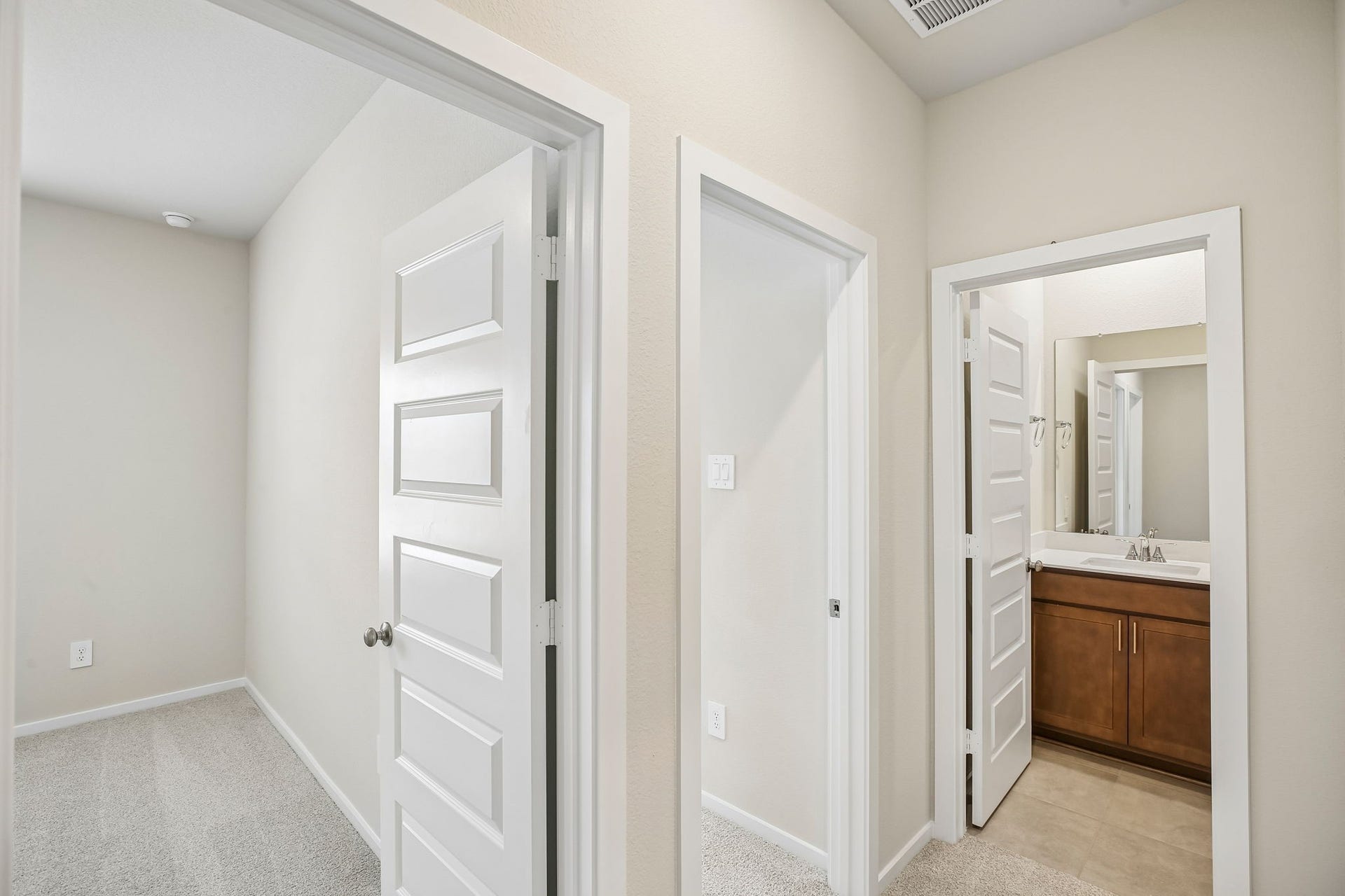 Photo is not of the actual home, but is an inspirational photo of the builder's model and may depict options, furnishings, and/or decorator features that are not included.