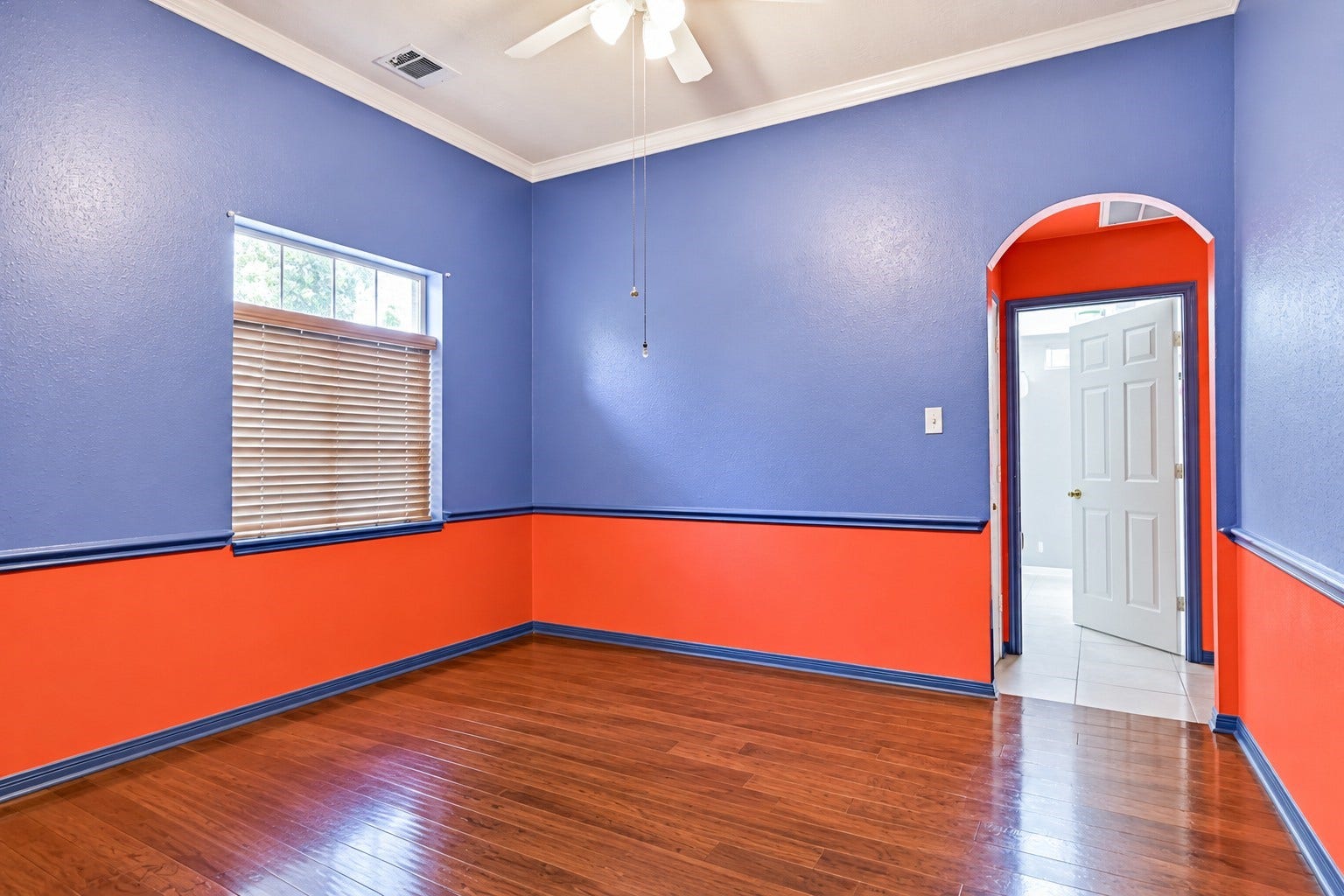 880 Shoal Pointe Lane, League City, TX 77573 Formal dining room to the left of the entrance