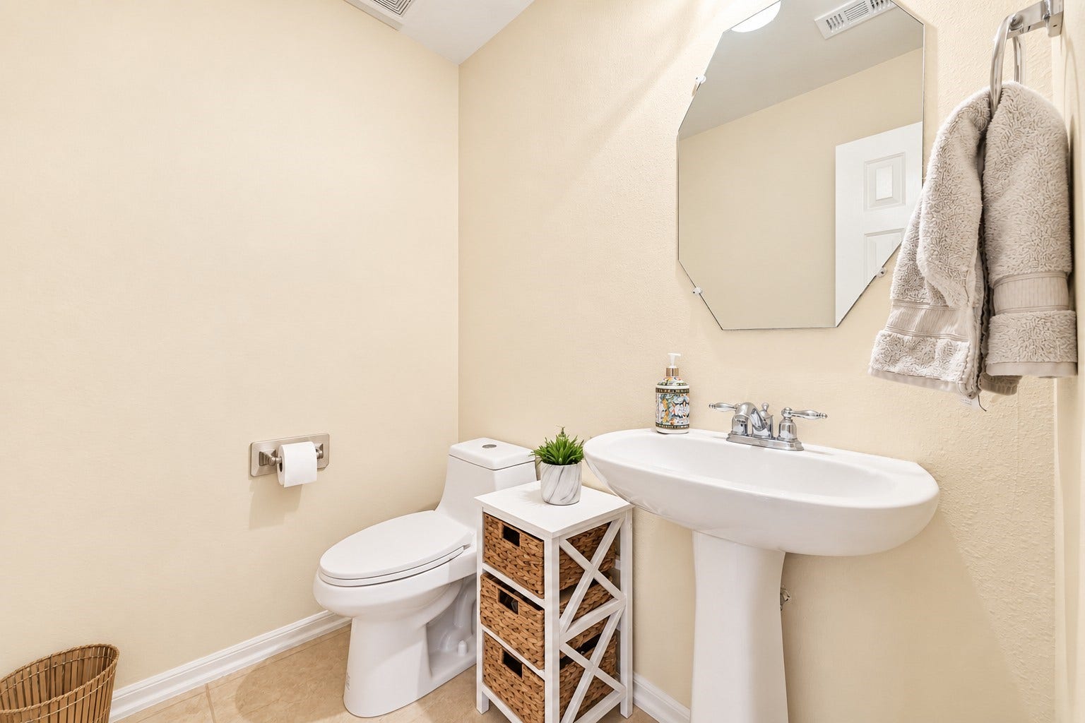 880 Shoal Pointe Lane, League City, TX 77573 1/2 bath downstairs