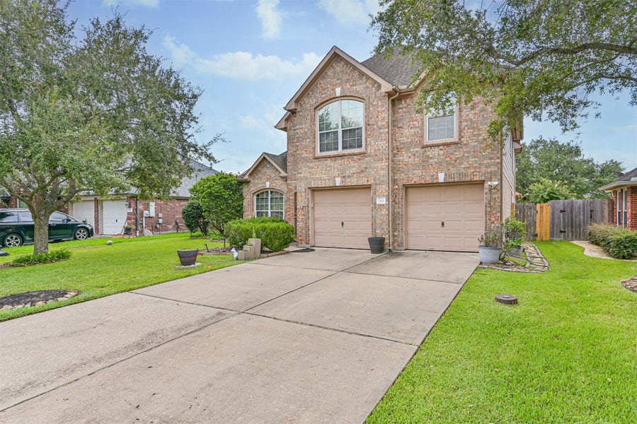 Property photo for 880 Shoal Pointe Lane, League City, TX