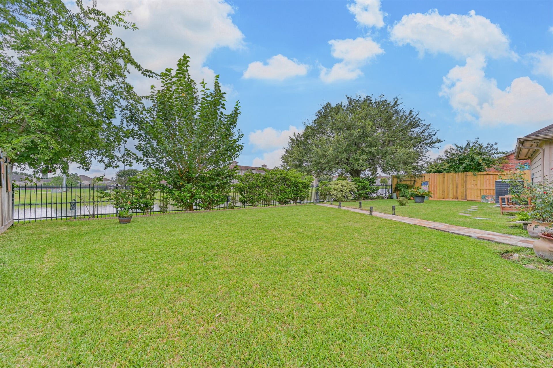 880 Shoal Pointe Lane, League City, TX 77573 880 Shoal Pointe Lane, League City, TX 77573