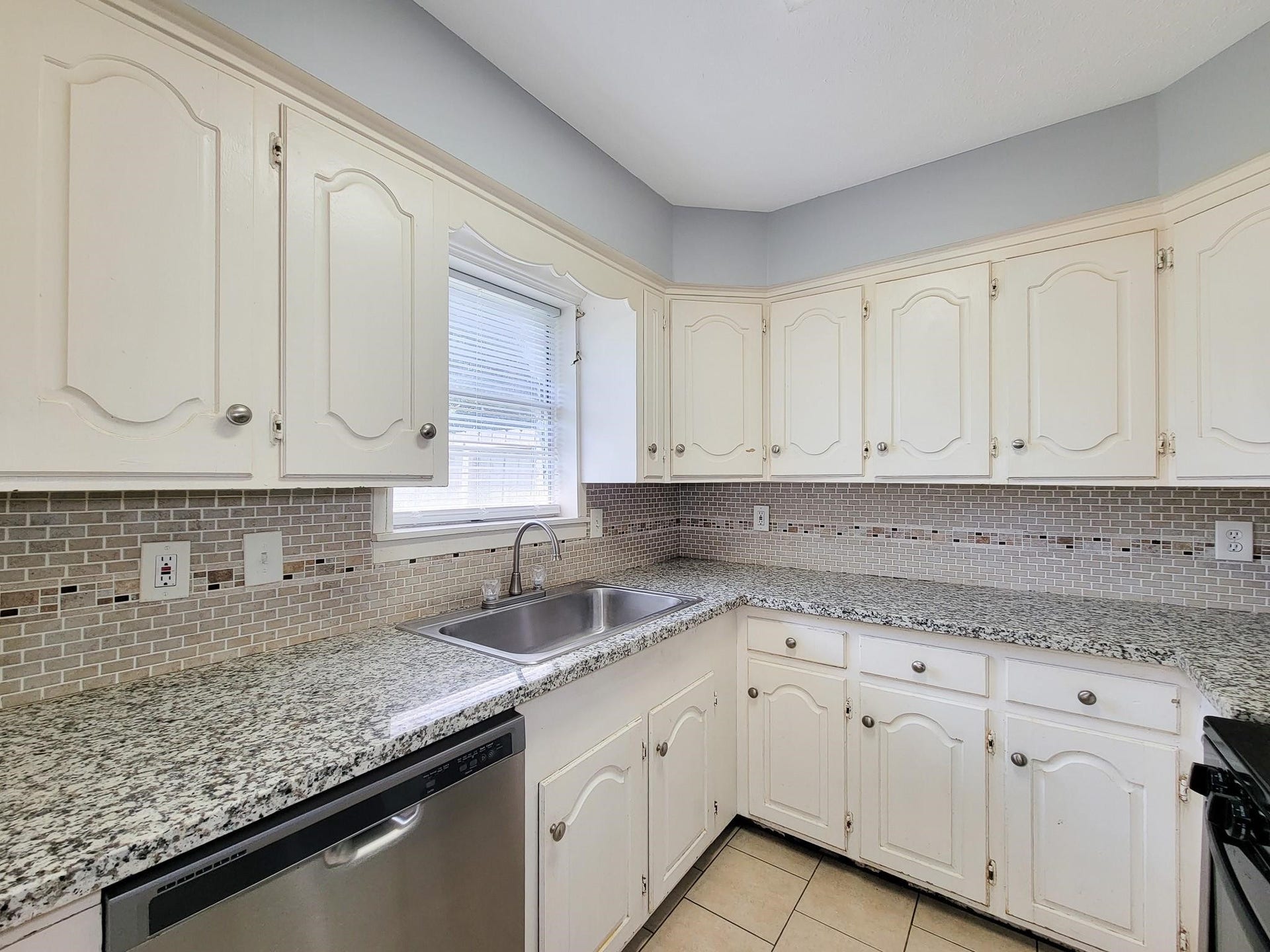 6109 Arthington Street, Houston, TX 77053 6109 Arthington Street, Houston, TX 77053