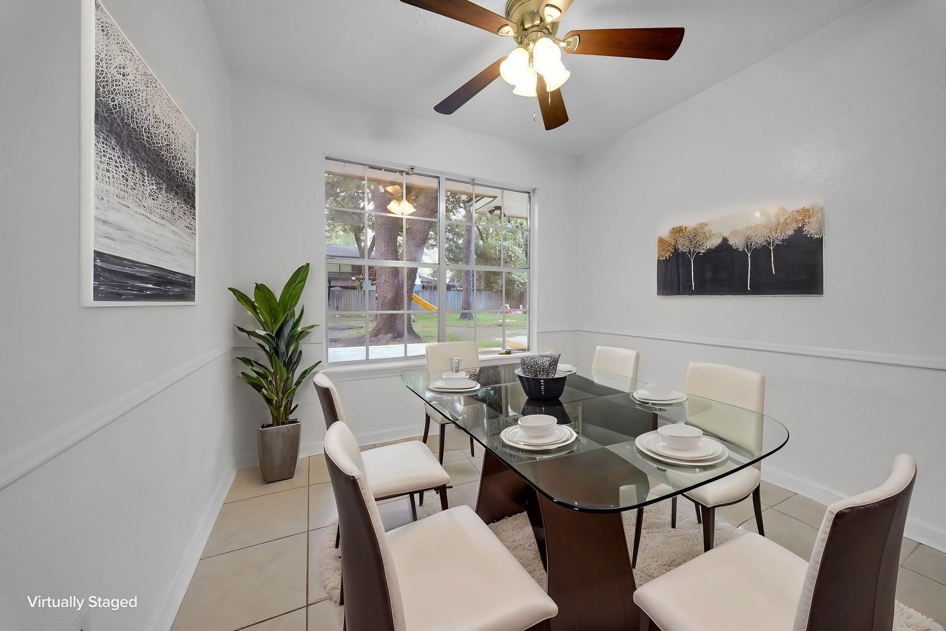 Breakfast area virtually staged