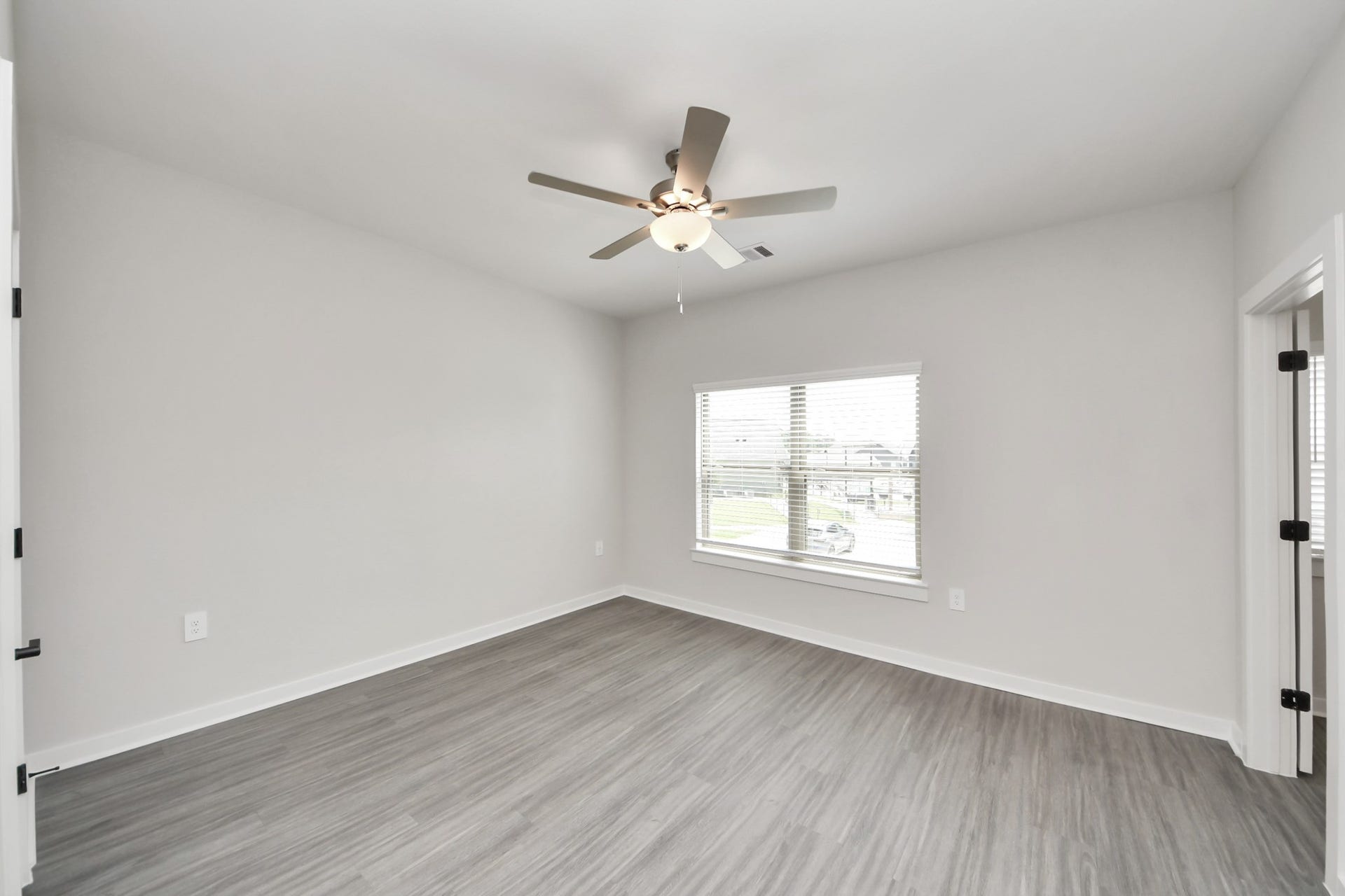 7711 Longmire Road, #199, Conroe, TX 77304 Primary Suite offers walk-closet,bath w/granite vanity&lux tub/shower.
