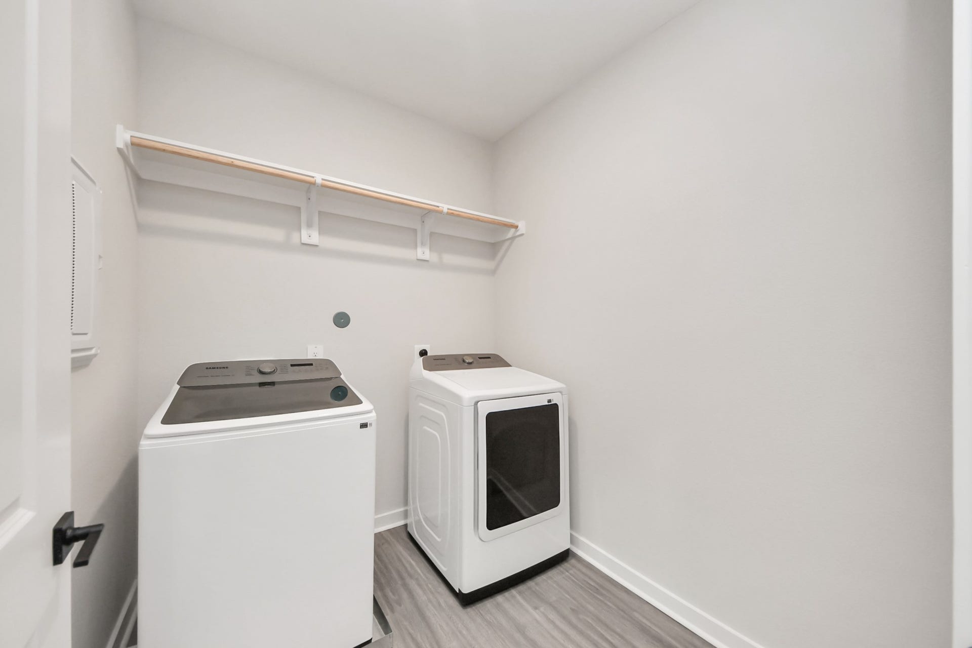 7711 Longmire Road, #199, Conroe, TX 77304 Walk-In Laudry Room with Full Size Washer/Dryer Included!