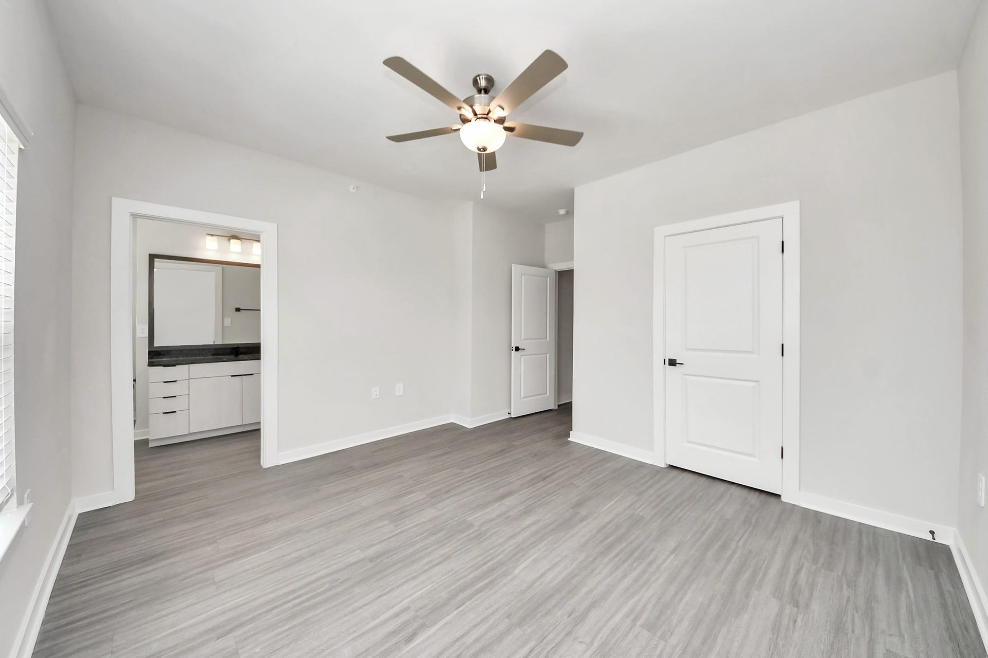 7711 Longmire Road, #199, Conroe, TX 77304 Primary Suite offers walk-closet,bath w/granite vanity&lux tub/shower.