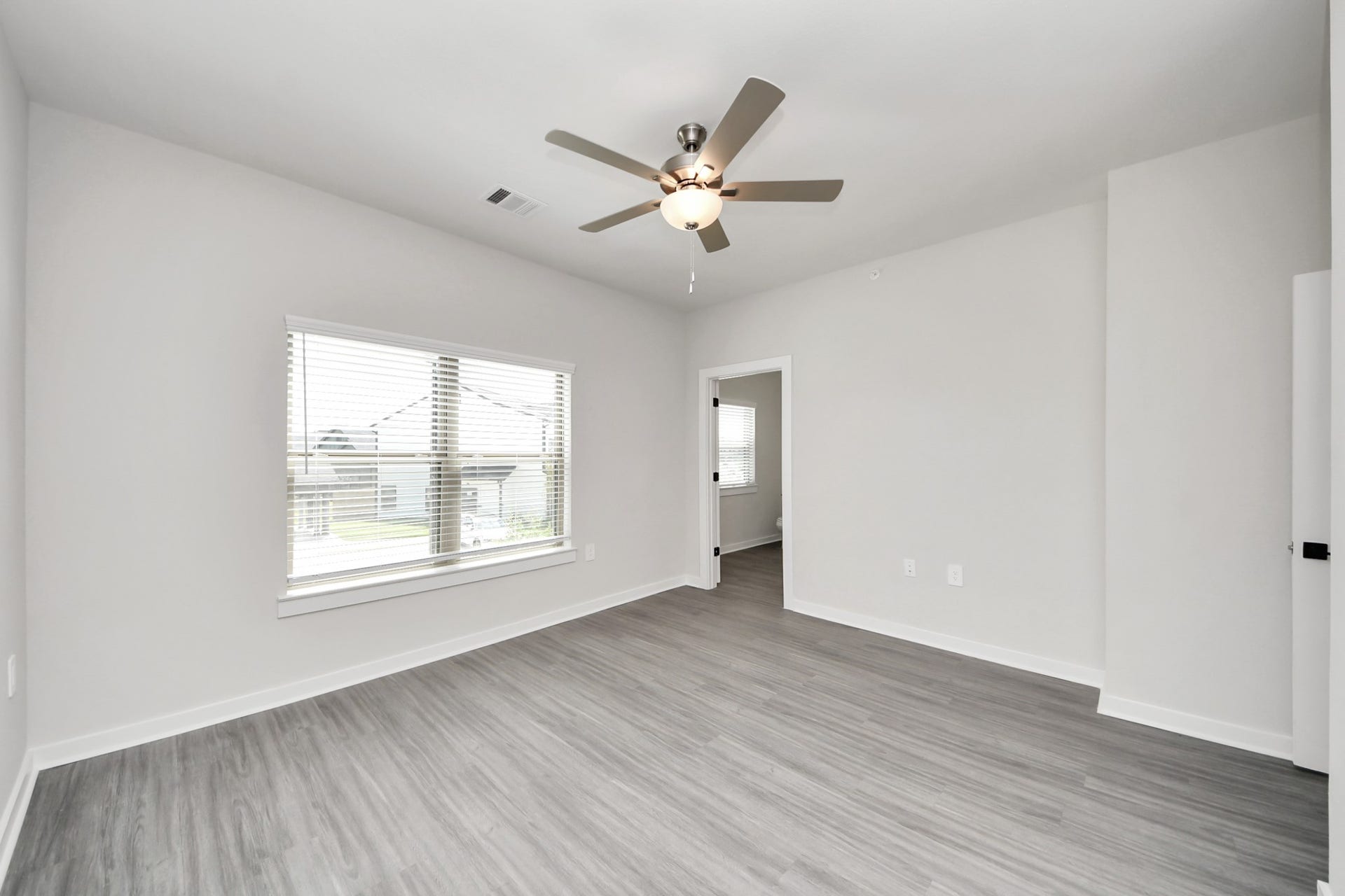 7711 Longmire Road, #199, Conroe, TX 77304 Primary Suite offers walk-closet,bath w/granite vanity&lux tub/shower.