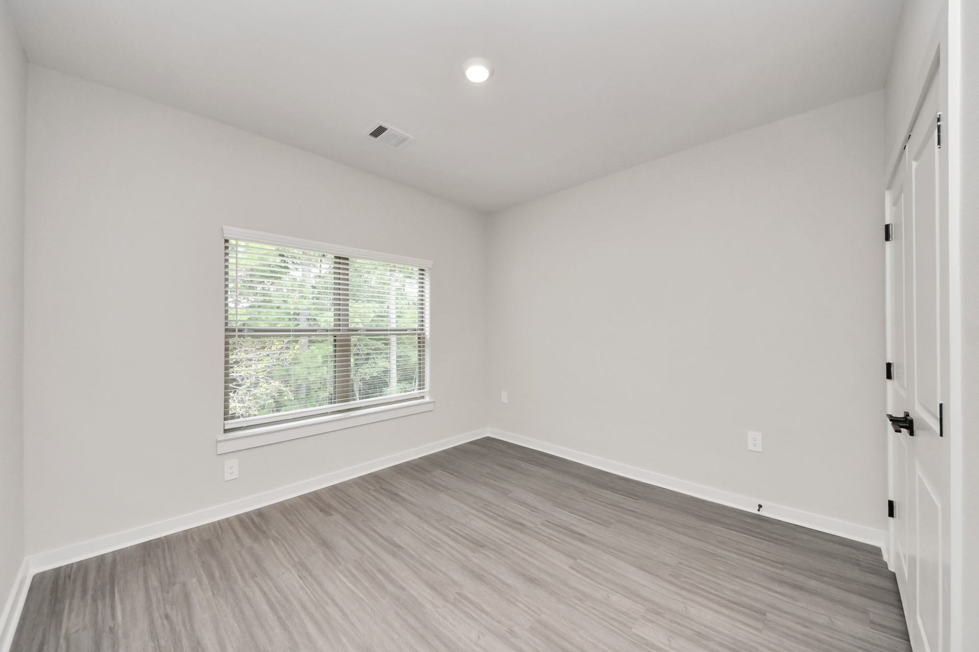 7711 Longmire Road, #199, Conroe, TX 77304 Bedroom 3 with Closet