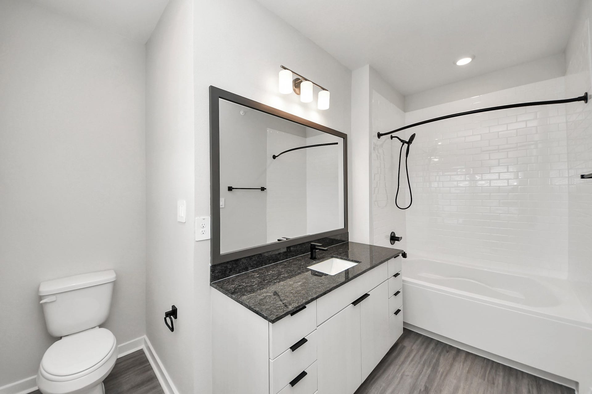7711 Longmire Road, #199, Conroe, TX 77304 Primary Suite offers walk-closet,bath w/granite vanity&lux tub/shower.