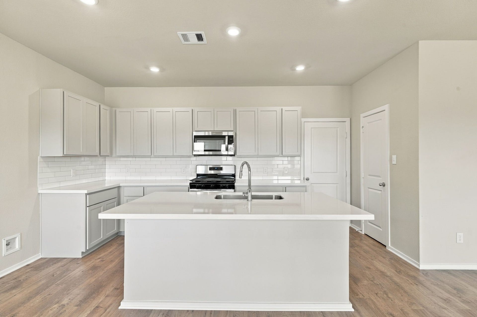3530 Cardinal Pointe Drive, Angleton, TX 77515 3530 Cardinal Pointe Drive, Angleton, TX 77515