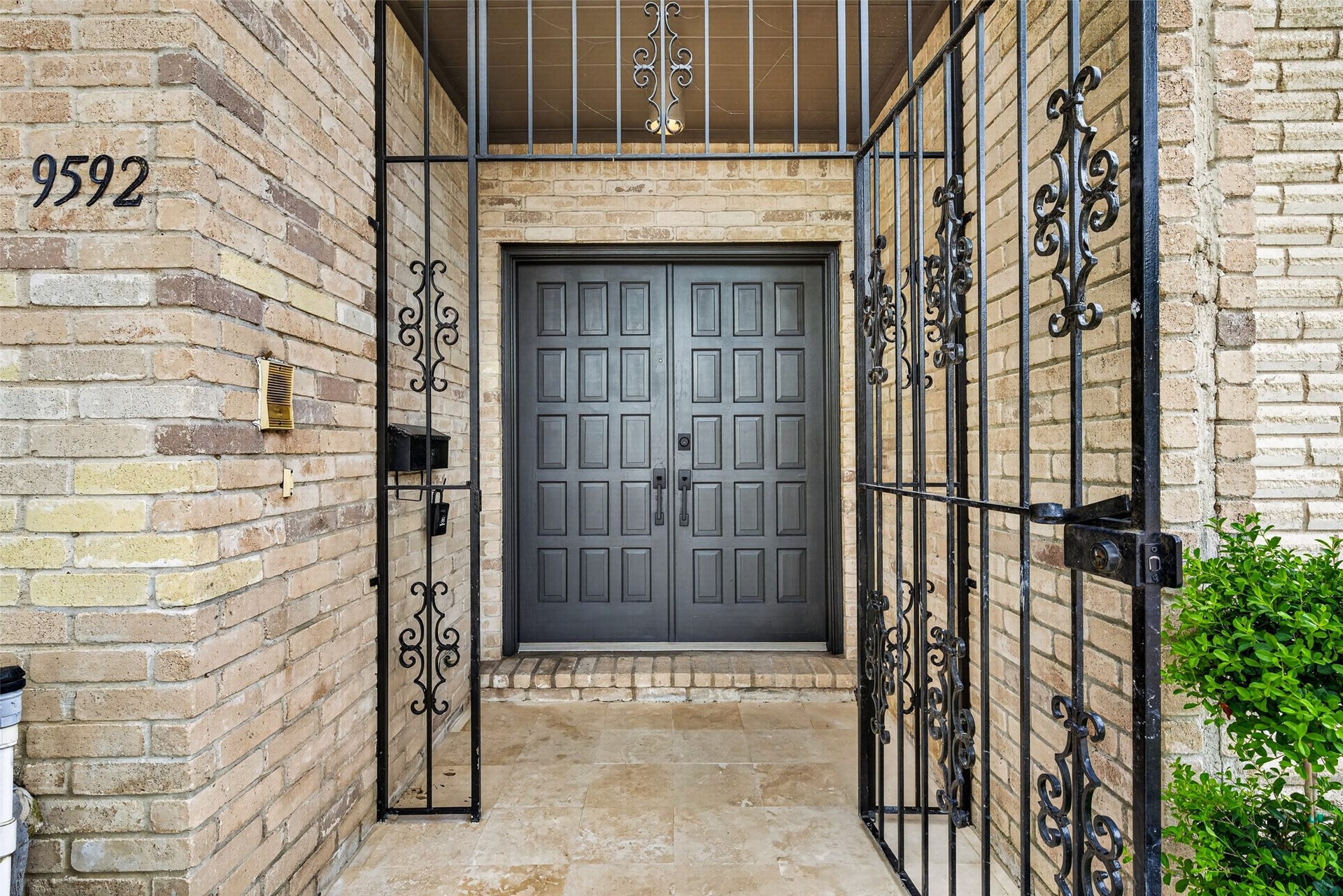 9592 Doliver Drive, Houston, TX 77063 9592 Doliver Drive, Houston, TX 77063