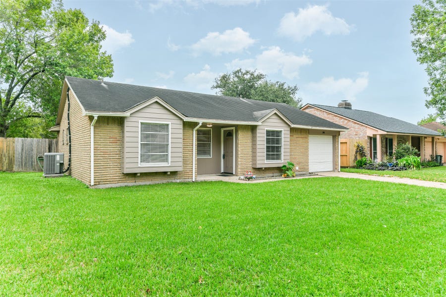 Property photo for 104 Brigadoon Lane, Friendswood, TX