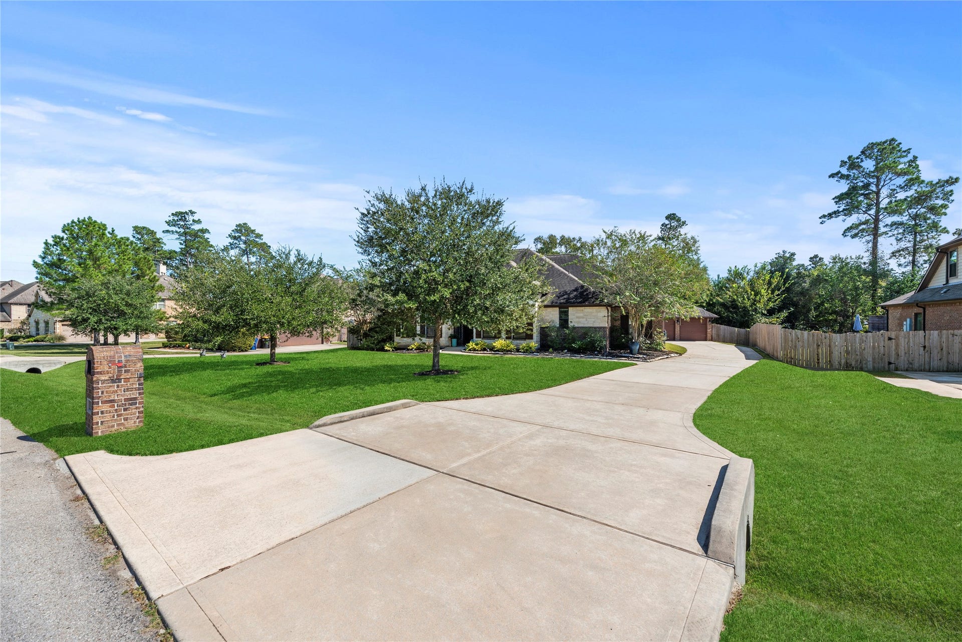 12522 Savage Court, Magnolia, TX 77354 Long driveway to the 3-car detached garage.