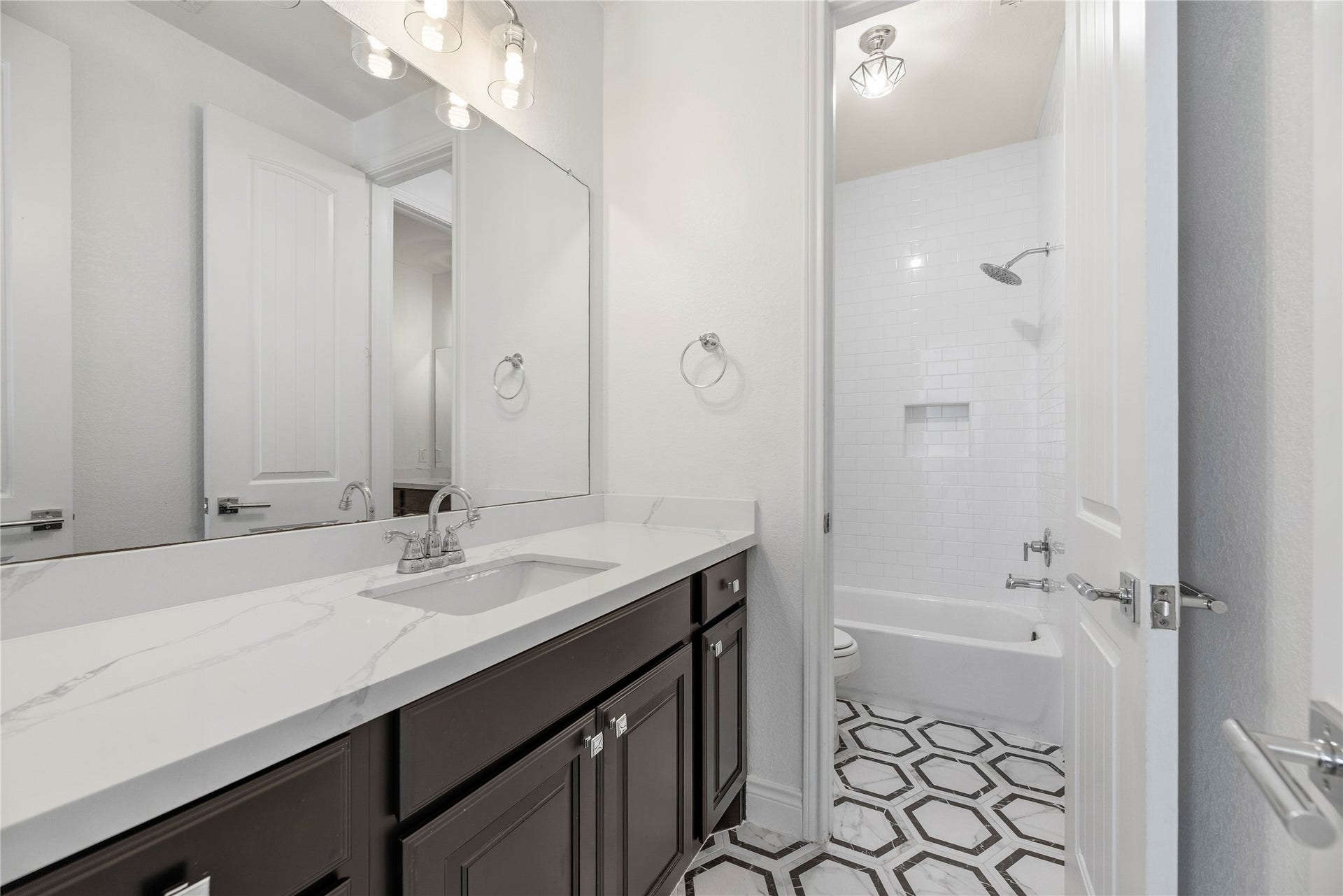 12522 Savage Court, Magnolia, TX 77354 Jack 'n Jill bathroom with 2 vanities and a tub/shower combination.