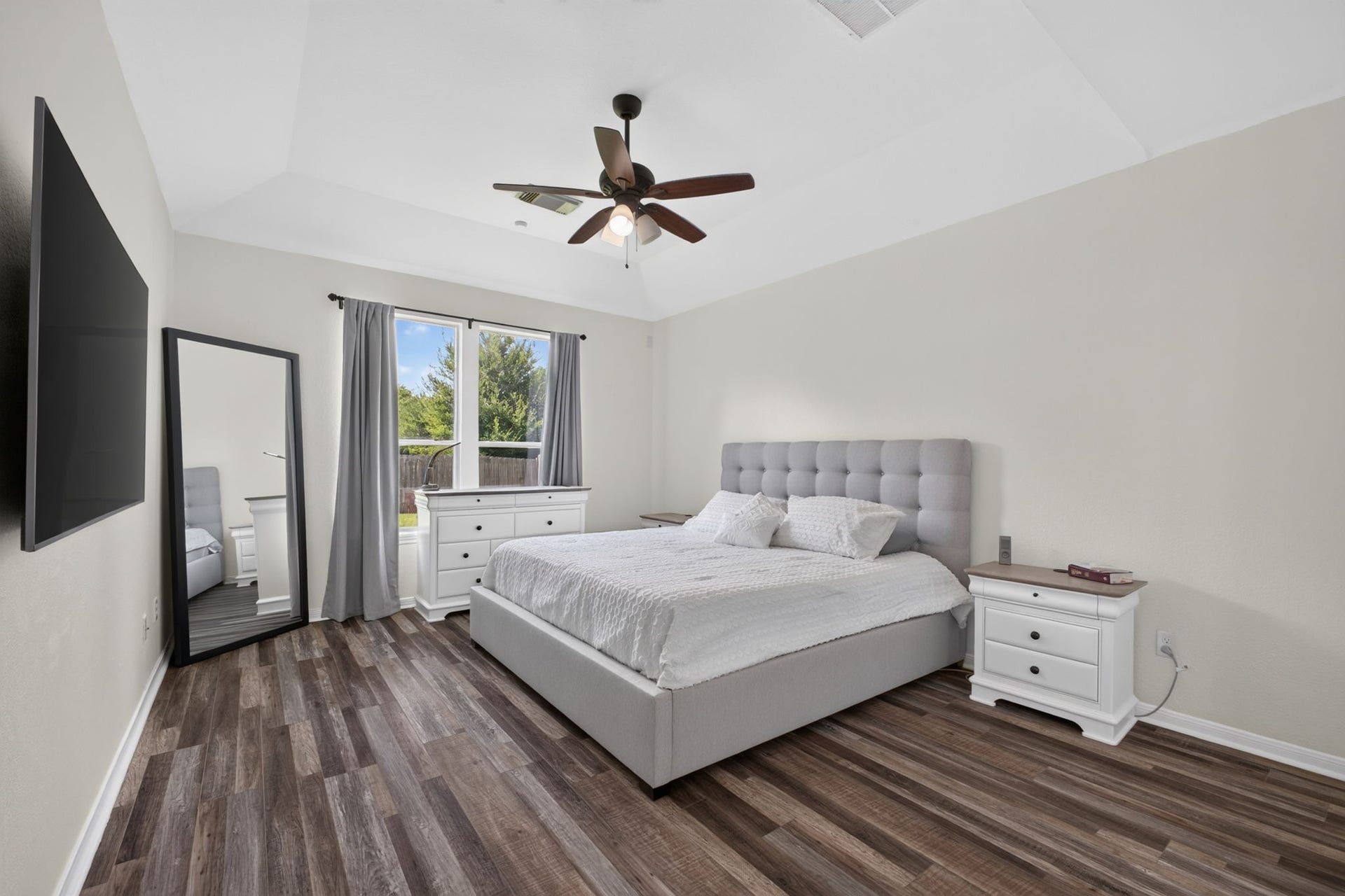 17307 Thicket Hollow Lane, Cypress, TX 77429 This spacious primary bedroom features a vaulted ceiling and large windows with natural light.