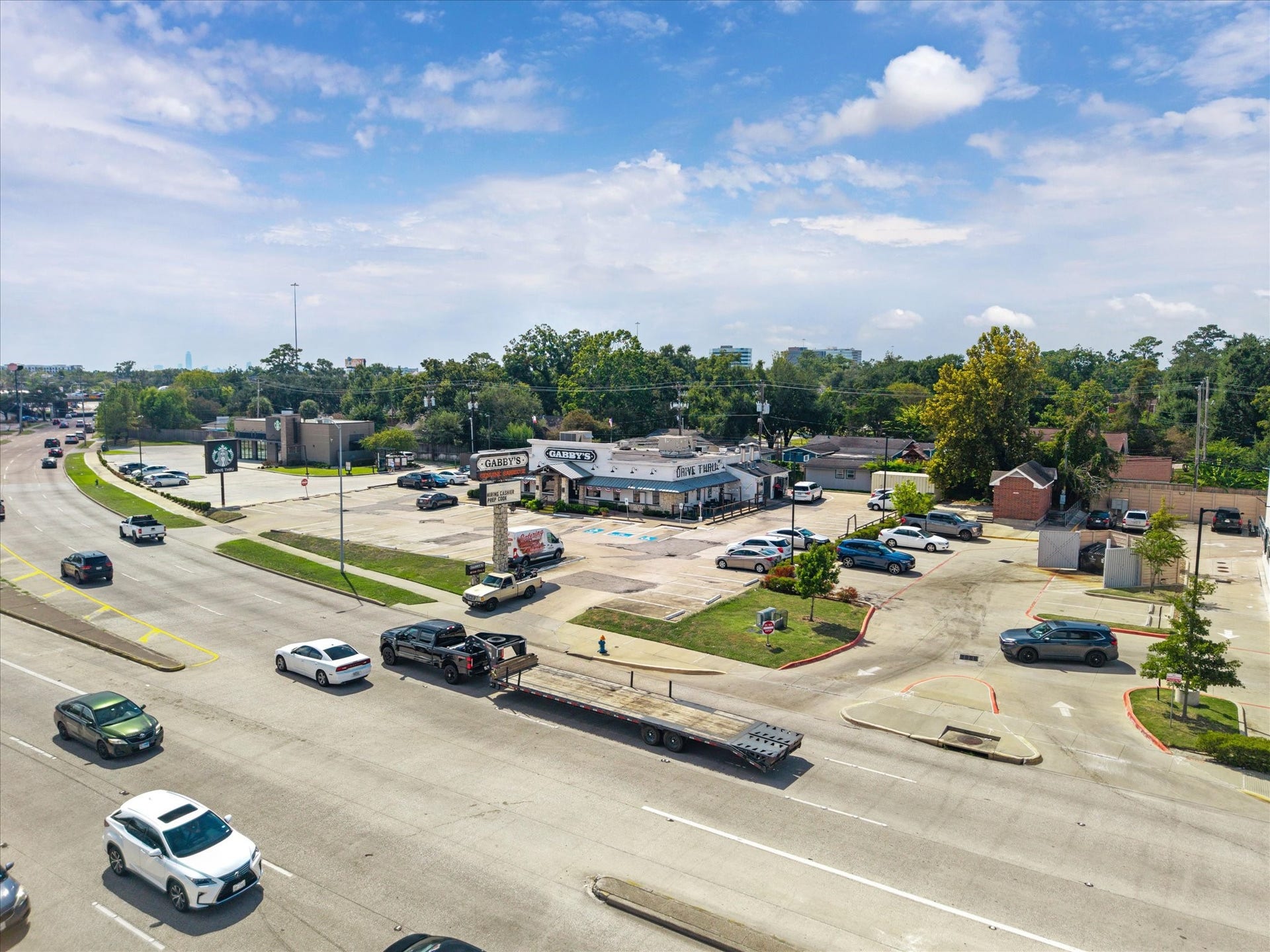 915 Lamonte Lane, Houston, TX 77018 Locals frequent long-standing staples like Gabbys Bar-B-Q, while national brands such as Starbucks
add modern appeal. With quick access to the Heights, Oak Forest, and Loop 610, the location is a prime spot
for dining, shopping, and community connection.