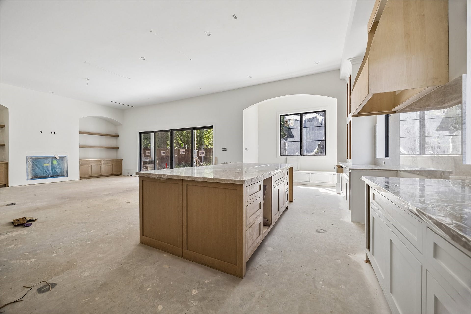 915 Lamonte Lane, Houston, TX 77018 Breakfast seating runs only along the back wall beneath an arched window, preserving open floor space and an easy route to the rear doors. The built in bench connects everyday dining with the island kitchen, living room and covered outdoor area.