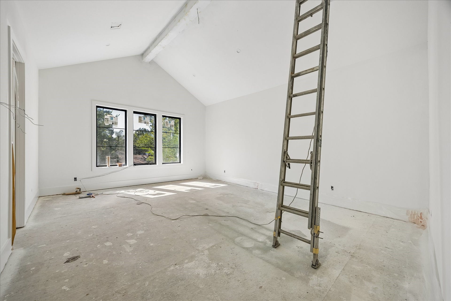 915 Lamonte Lane, Houston, TX 77018 Vaulted ceiling lines rise above a bank of 3 windows, bringing height and daylight to this upper level room. Black window frames contrast with the light walls and trim. Builder window specifications call for dual pane Low E casement units.