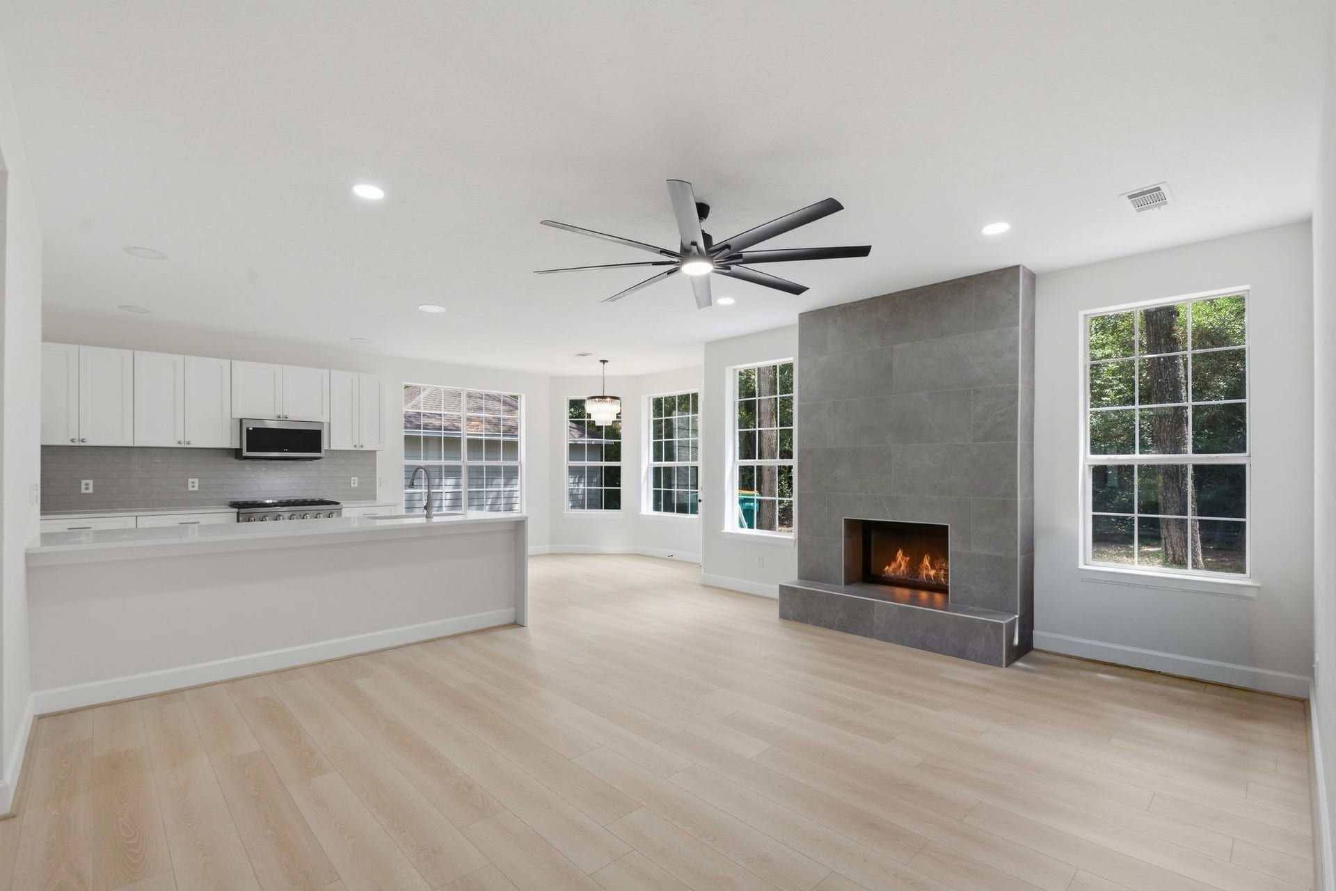 62 S Hidden View Circle, The Woodlands, TX 77381 Open floor plan with endless natural light