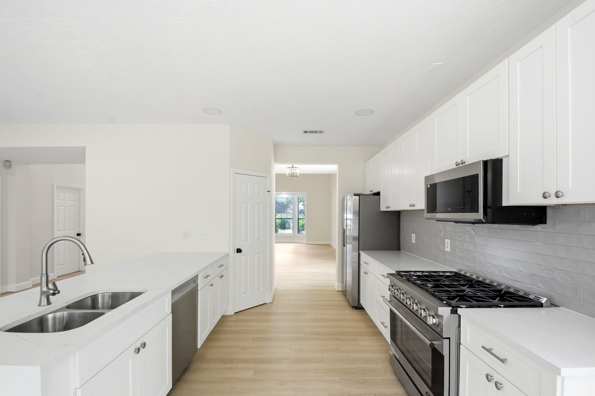 62 S Hidden View Circle, The Woodlands, TX 77381 6 burner 36 gourmet gas rangebrand new