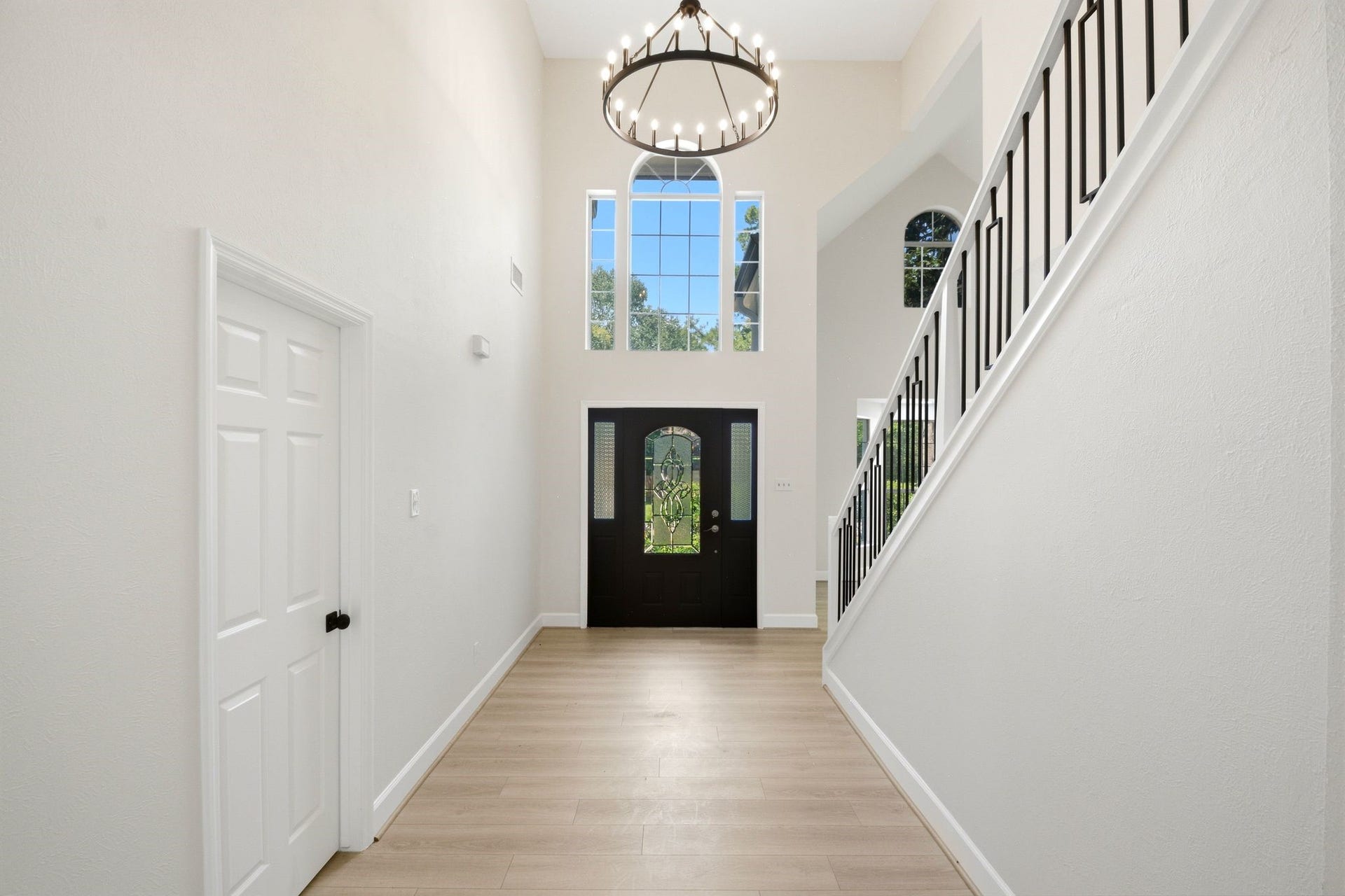 62 S Hidden View Circle, The Woodlands, TX 77381 soaring entryway with tons of natural light