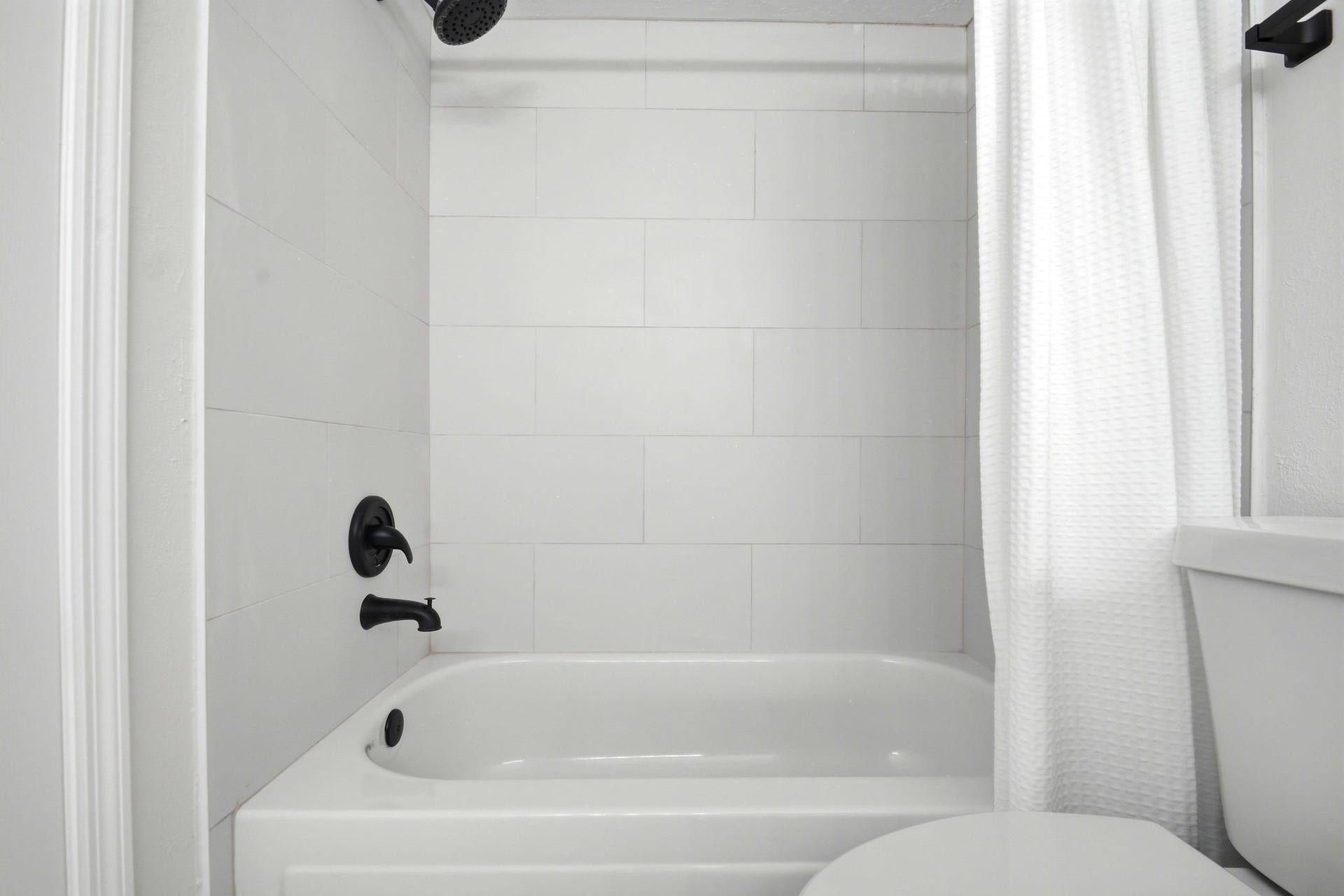 62 S Hidden View Circle, The Woodlands, TX 77381 Upstairs shower/tub w/ new tile