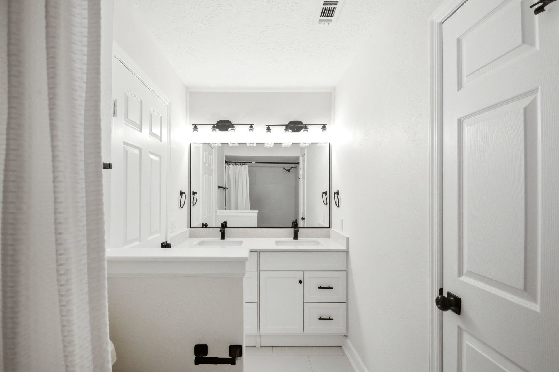 62 S Hidden View Circle, The Woodlands, TX 77381 New floors in upstairs bath