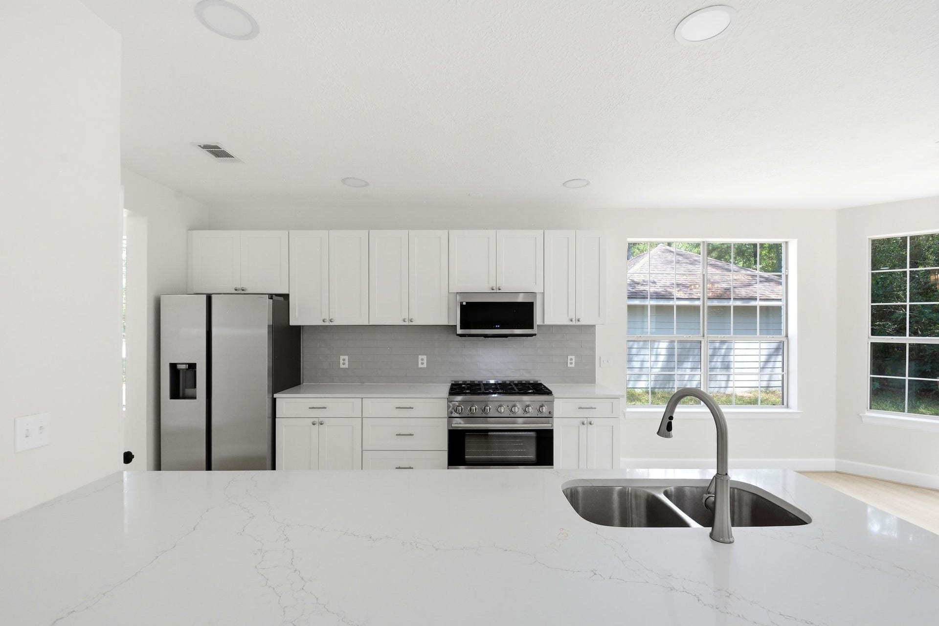 62 S Hidden View Circle, The Woodlands, TX 77381 Waterfall island provides generous counter space