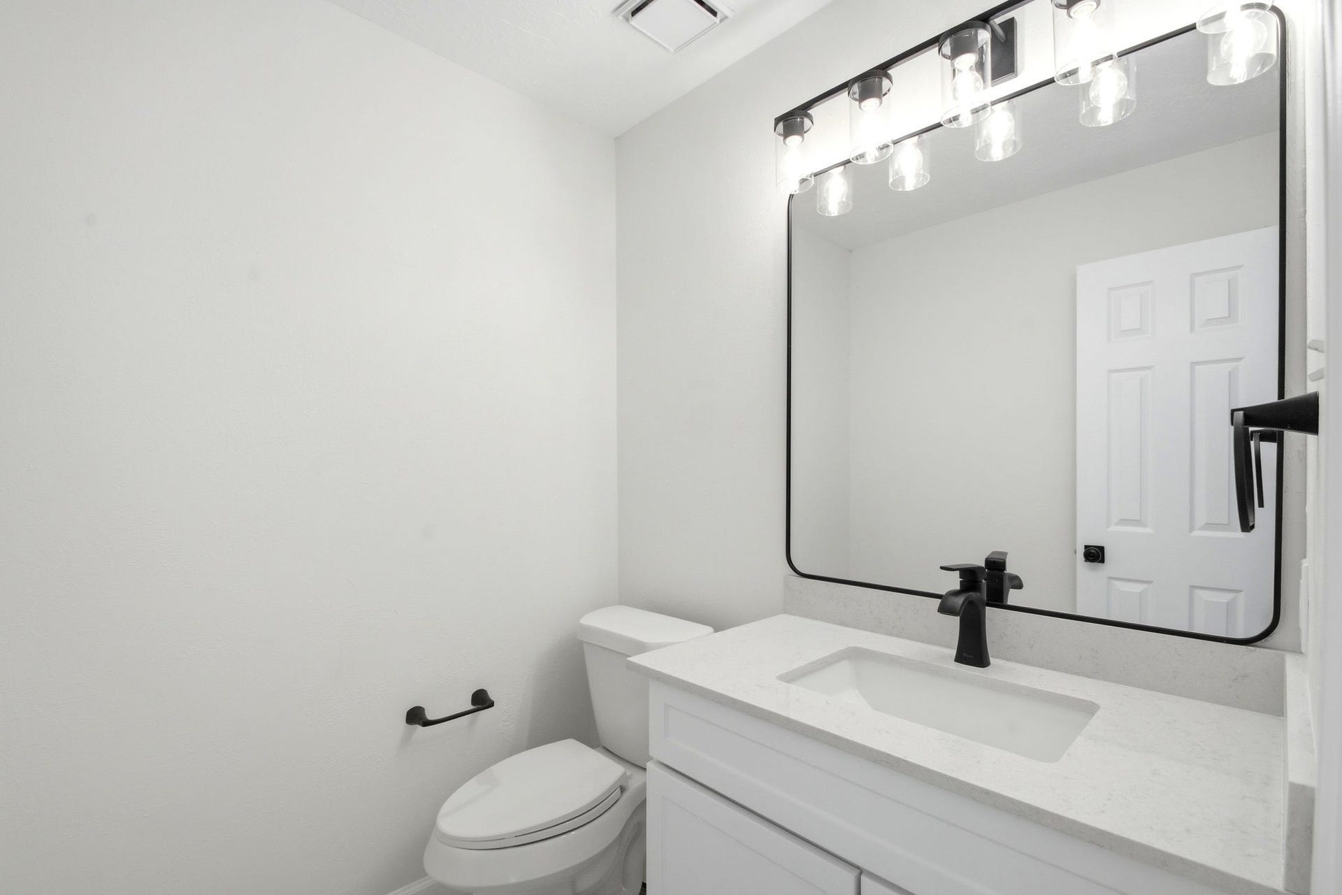 62 S Hidden View Circle, The Woodlands, TX 77381 Powder room off entryway for guests