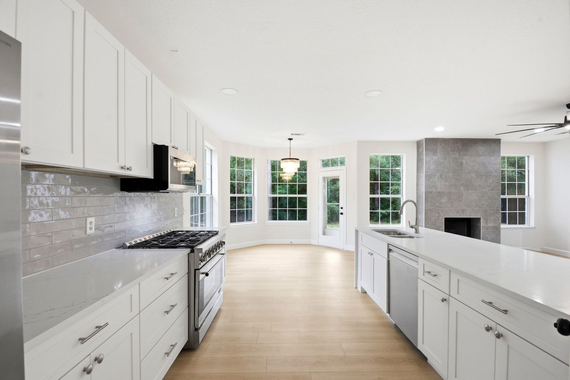 62 S Hidden View Circle, The Woodlands, TX 77381 Kitchen flows into sunny breakfast room
