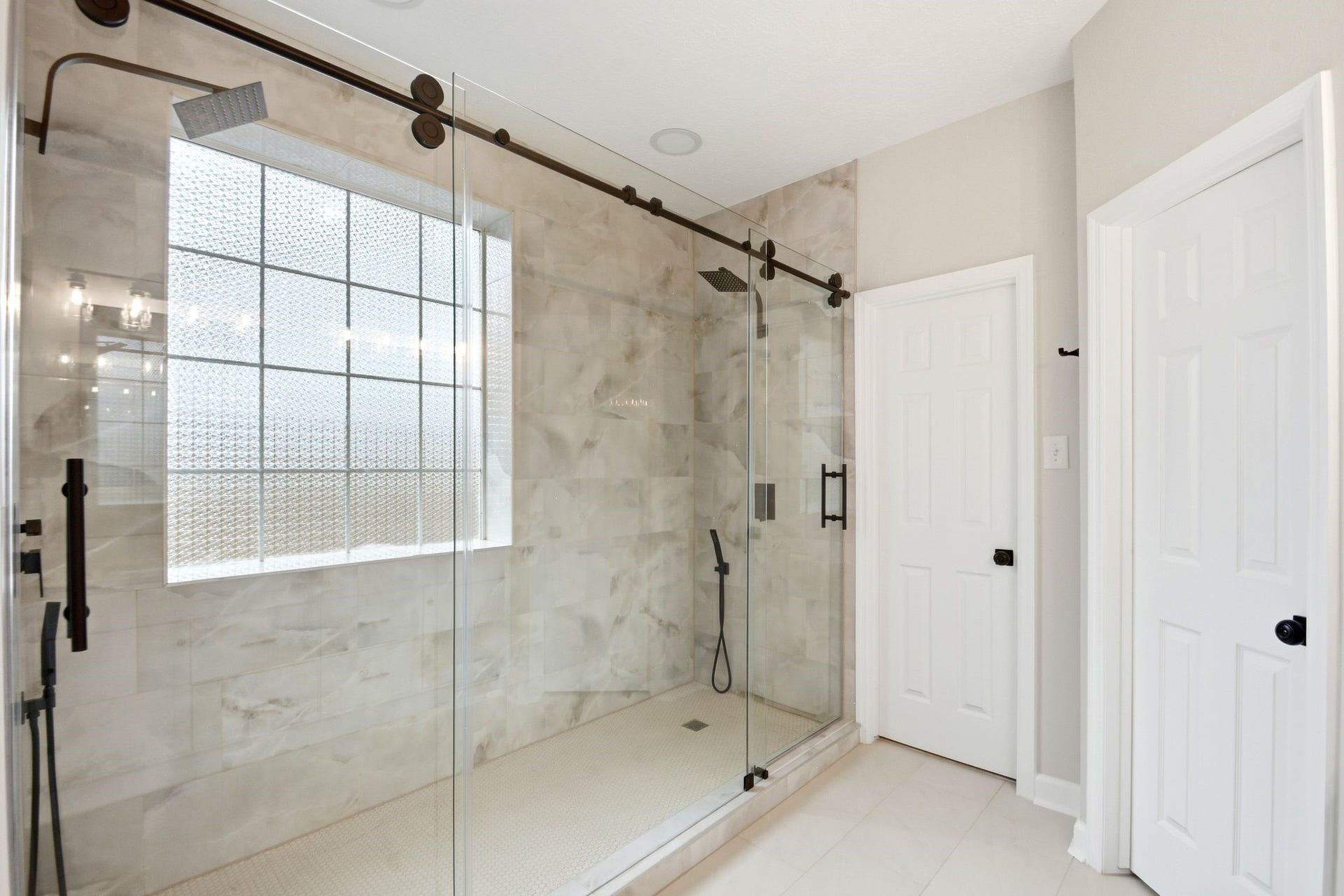 62 S Hidden View Circle, The Woodlands, TX 77381 Luxurious spa style shower