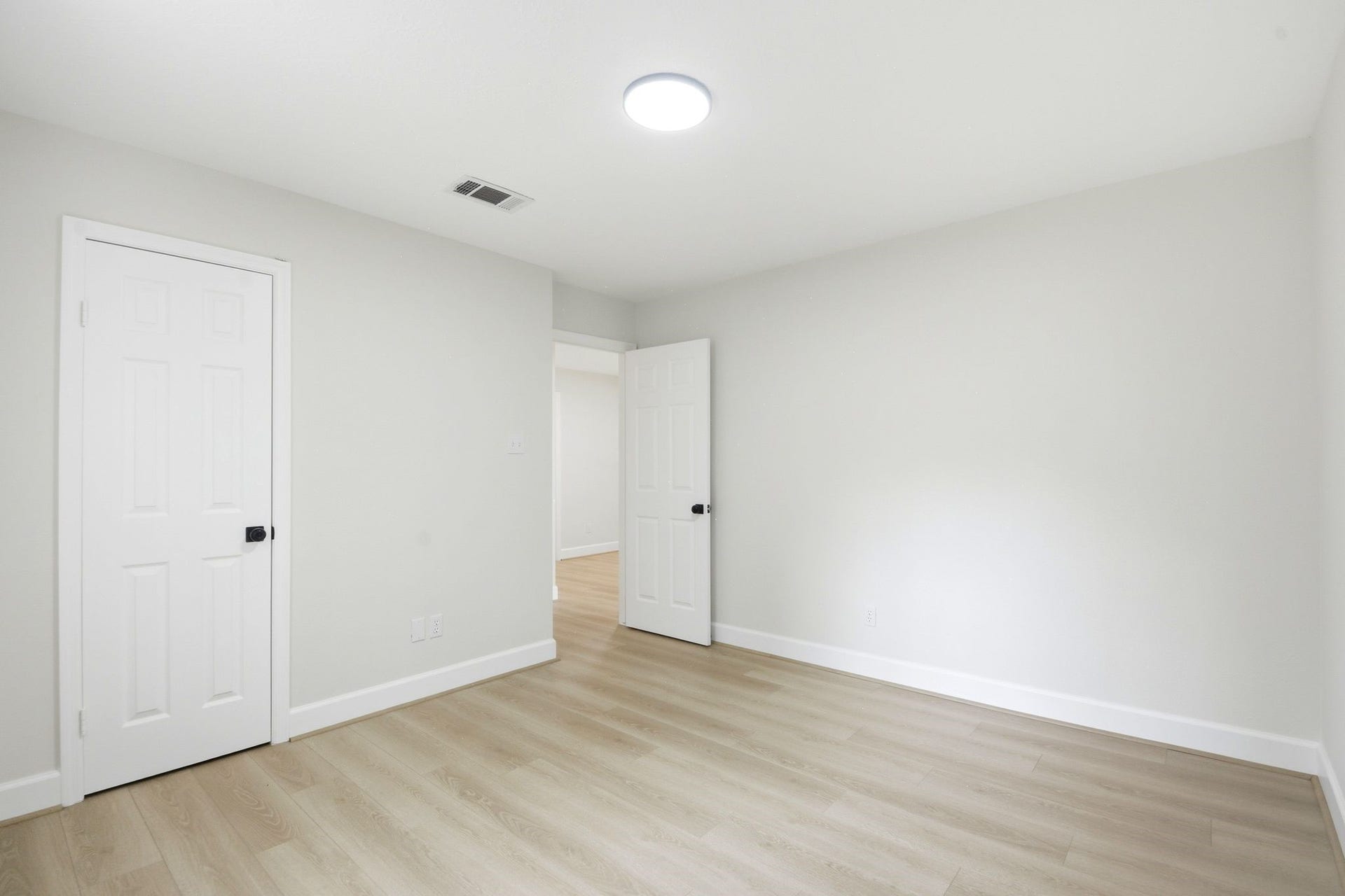 62 S Hidden View Circle, The Woodlands, TX 77381 Bedroom #3 w/ walk-in closet