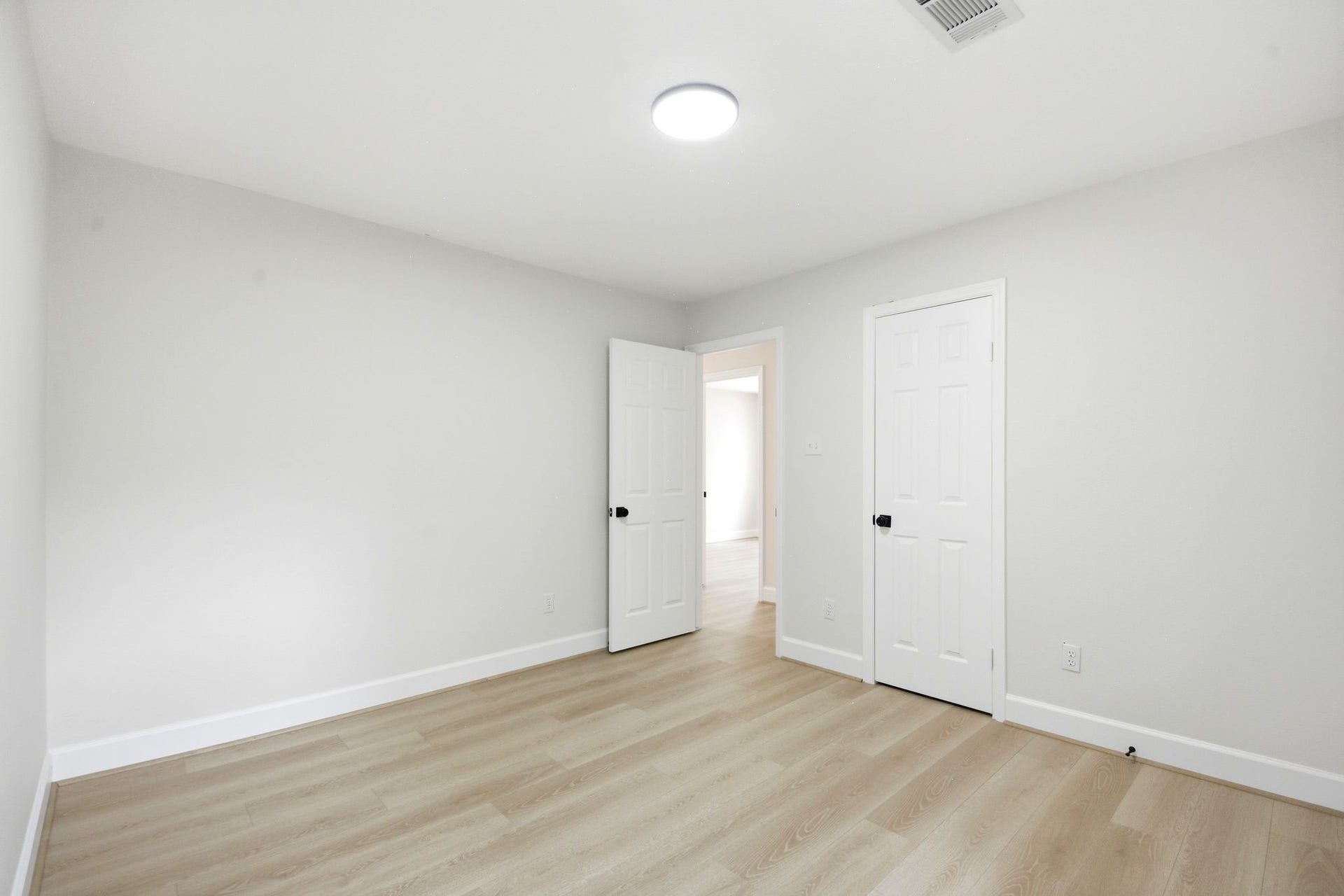 62 S Hidden View Circle, The Woodlands, TX 77381 Bedroom #4 w/ walk-in closet