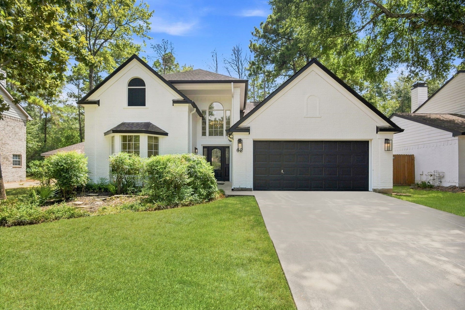62 S Hidden View Circle, The Woodlands, TX 77381 Freshly-painted, low-maintenance brick exterior