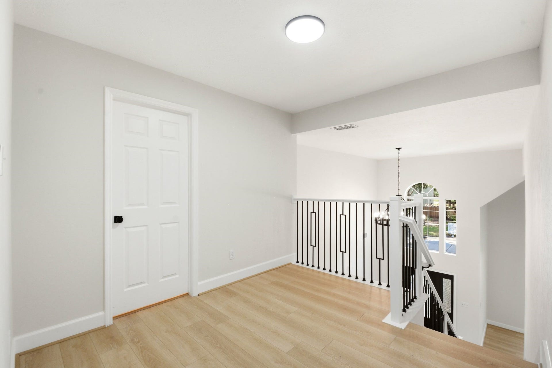 62 S Hidden View Circle, The Woodlands, TX 77381 Landing; door to 2nd floor bath