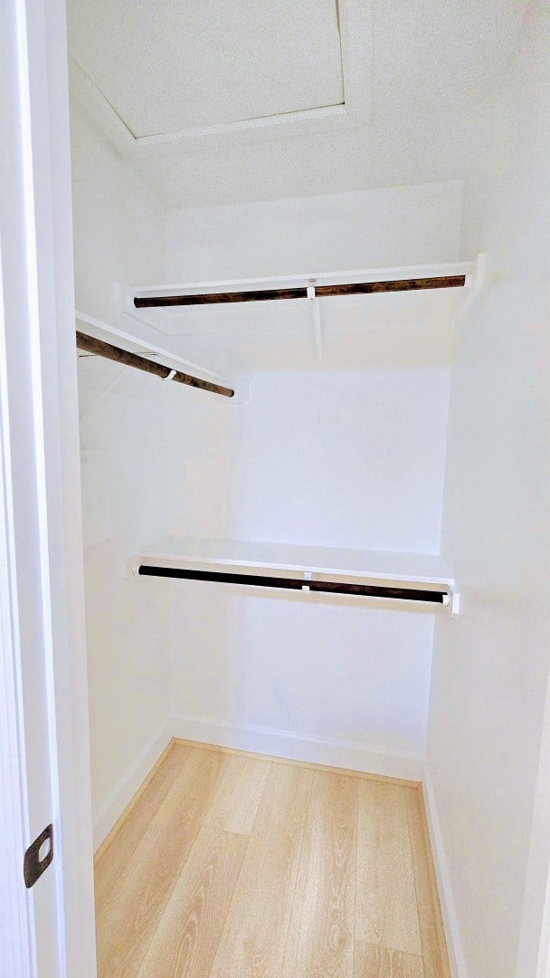 62 S Hidden View Circle, The Woodlands, TX 77381 Junior bedroom walk-in closet measures 5 x 3