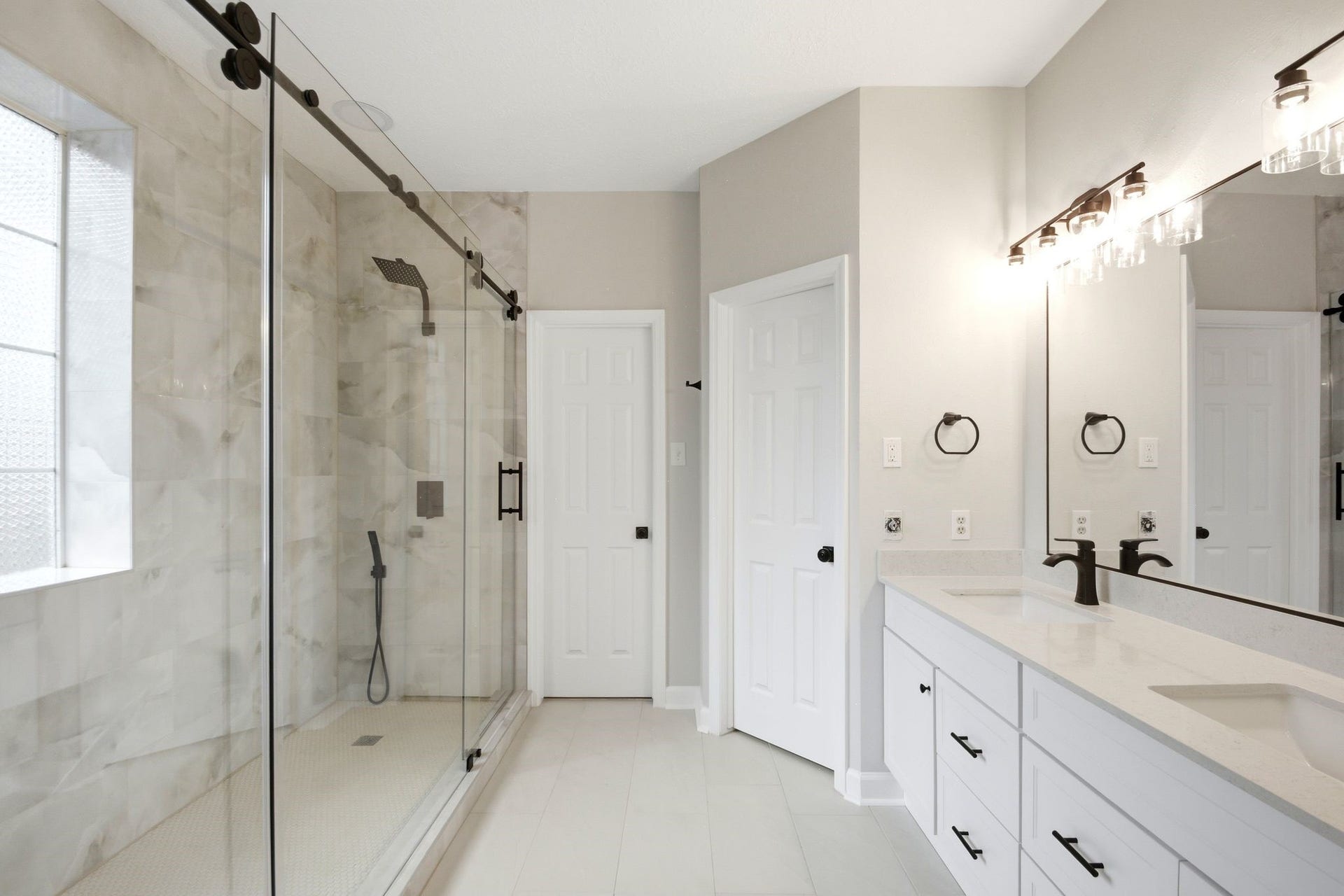 62 S Hidden View Circle, The Woodlands, TX 77381 Tons of space in the en suite