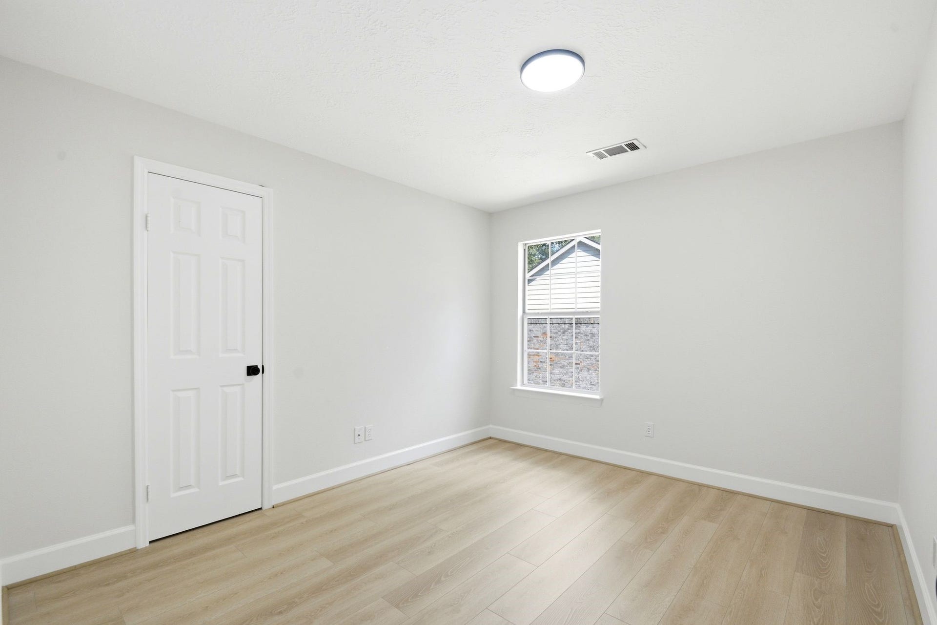 62 S Hidden View Circle, The Woodlands, TX 77381 Bedroom #2 w/ walk-in closet