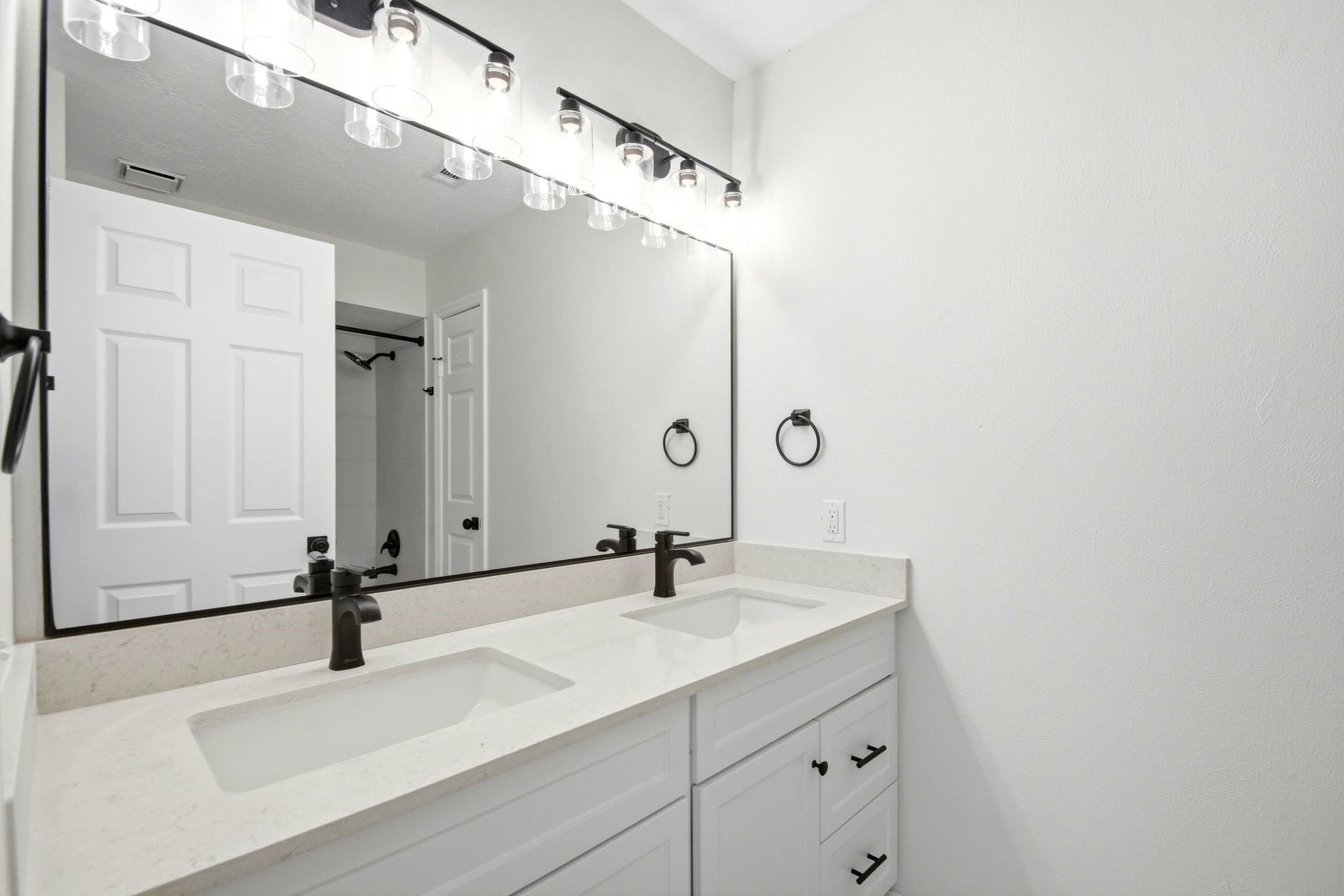 62 S Hidden View Circle, The Woodlands, TX 77381 Remodeled upstairs bath w/ double sinks