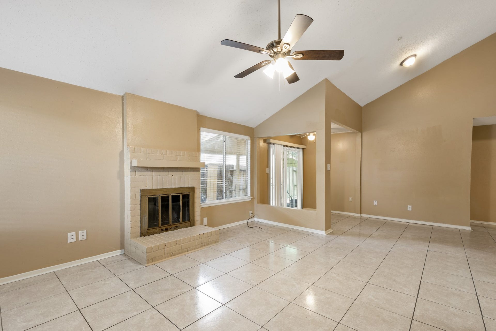 10722 Highland Woods Drive, Sugar Land, TX 77498 Living Area